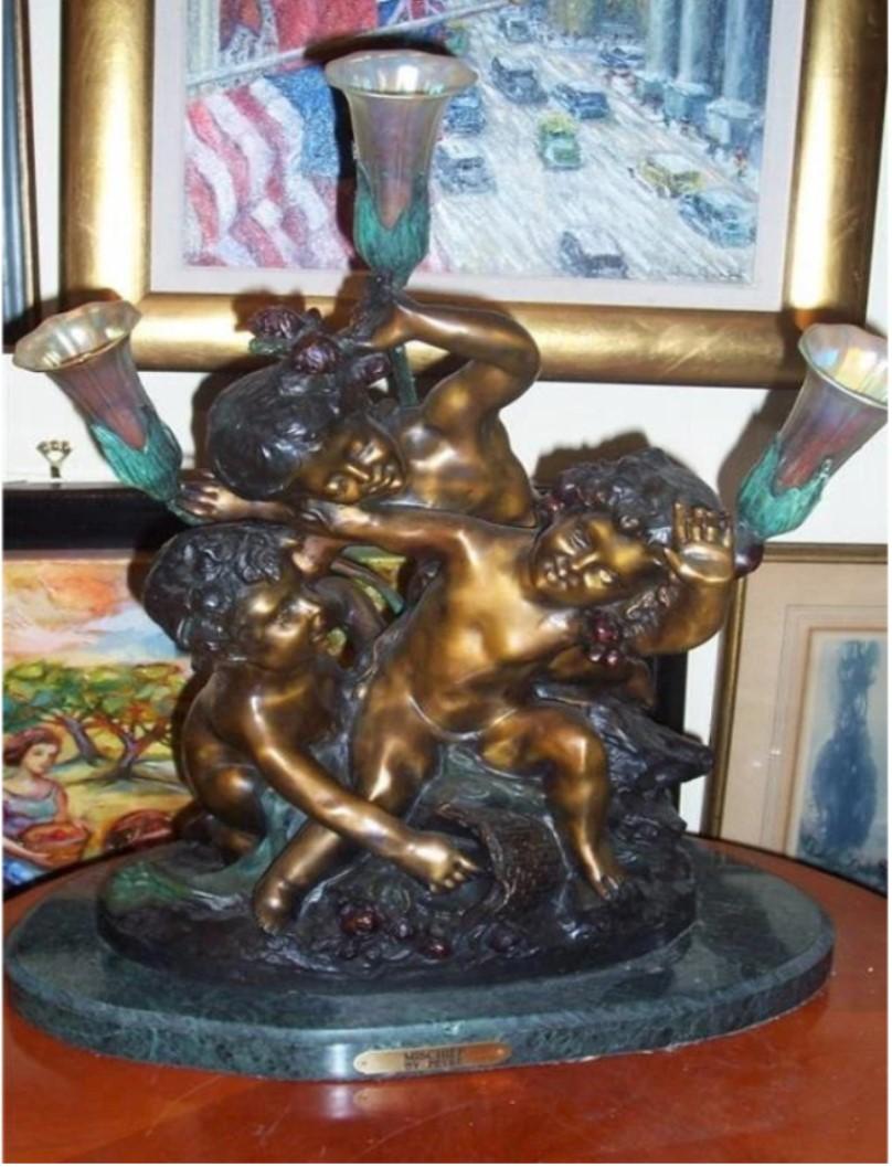 L'article suivant est une remarquable sculpture de lampe à trois lumières représentant trois garçons en train de jouer. Inscrit Peyre sur le bas du bronze et Labellisé sur la face de la base 