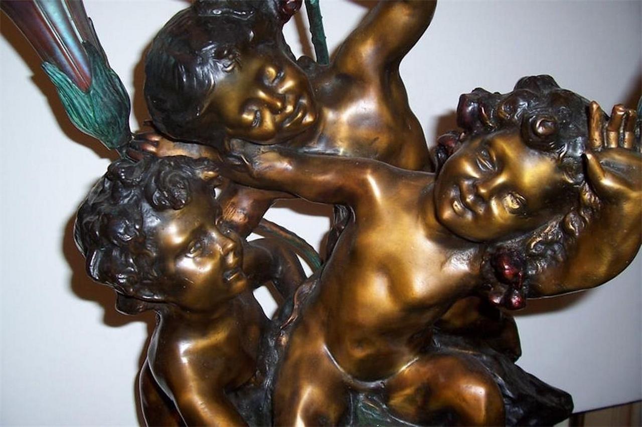 Magnífica lámpara Peyre Lily de bronce que representa a 3 niños jugando Desconocido en venta