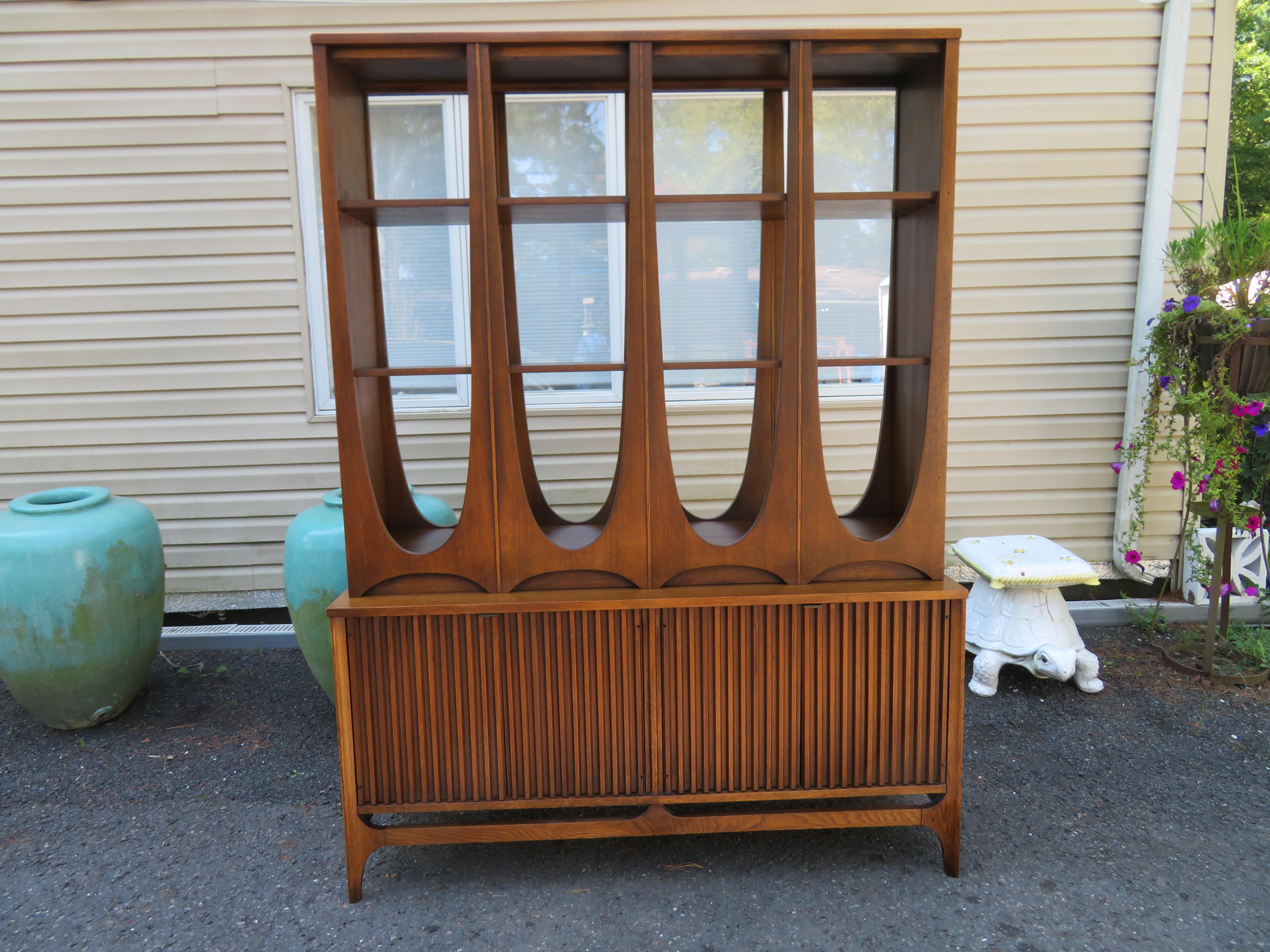 Mid-century Broyhill Brasilia Room Divider / China cabinet in excellent condition. This two-piece cabinet can be used in various ways since the upper China cabinet is removable and can be seen through. Both the front and back of the cabinet are