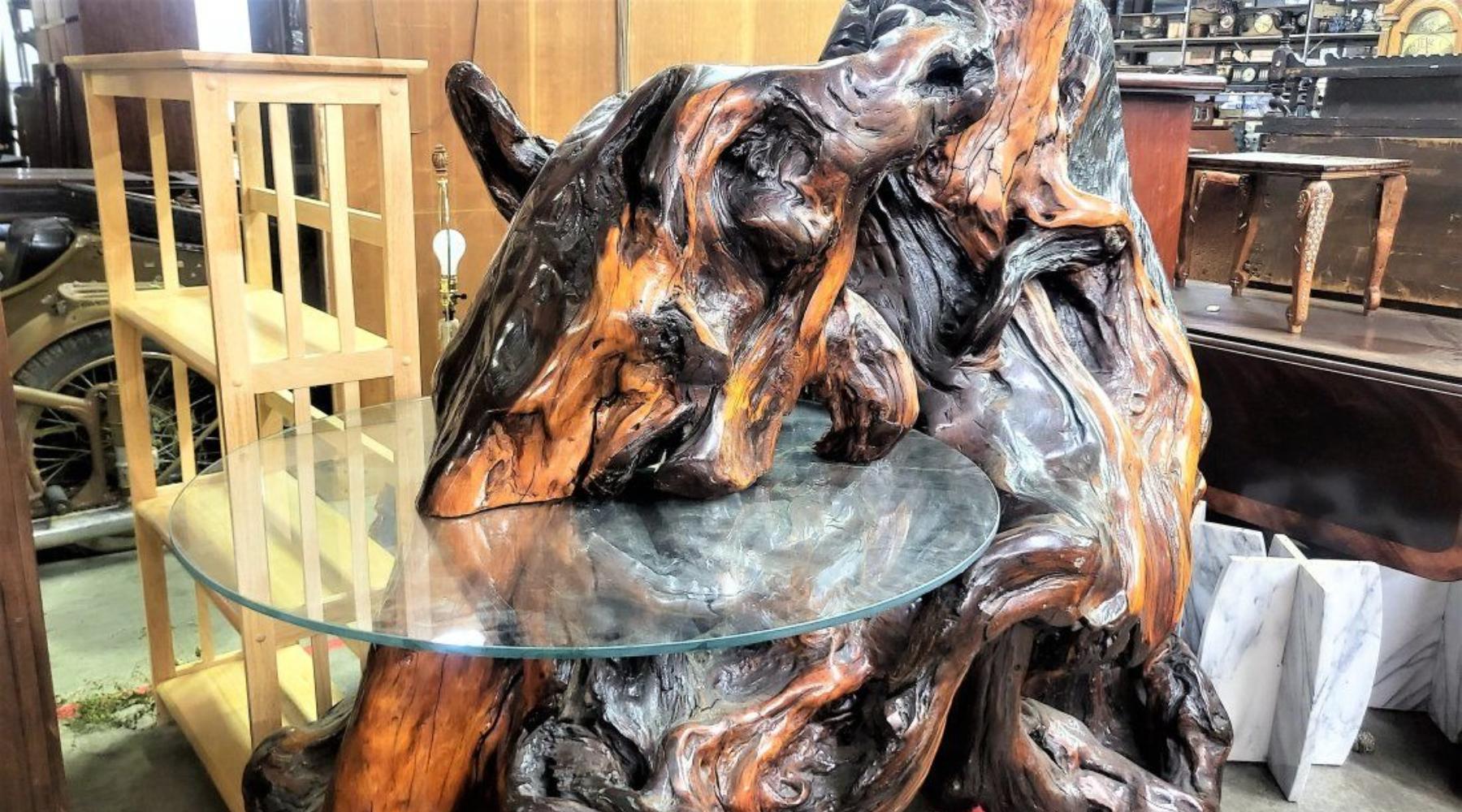 Américain Magnifique table sculpture en bois de ronce en vente
