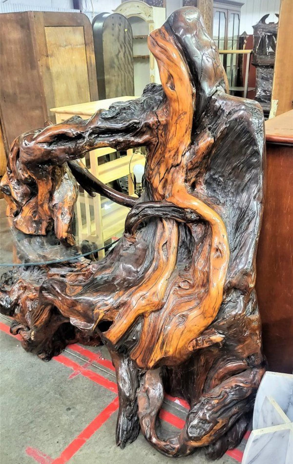 Magnifique table sculpture en bois de ronce Bon état - En vente à Newmanstown, PA