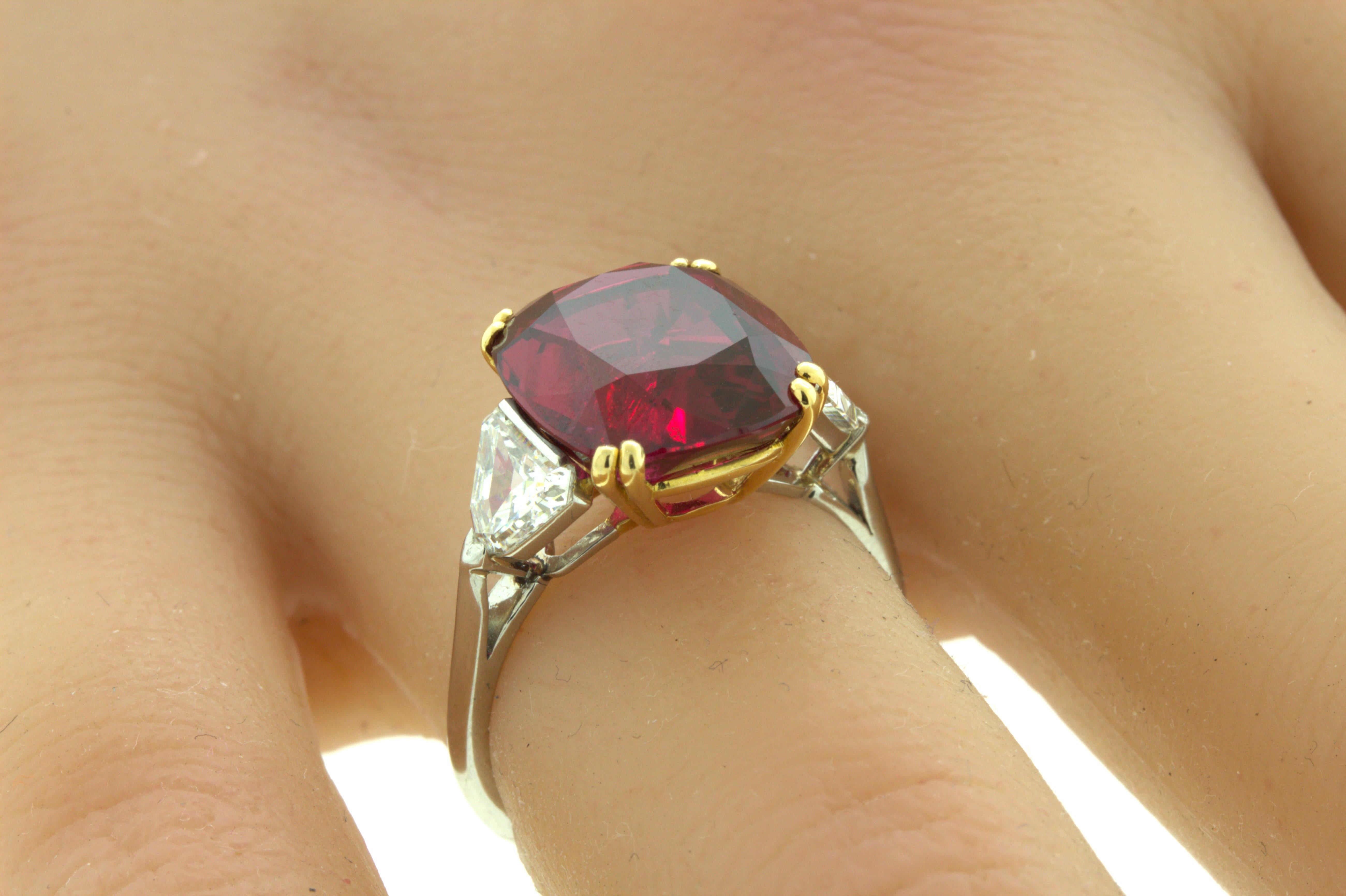 Magnificent Bvlgari 8.23 Carat Ruby Diamond Platinum & 18k Yellow Gold Ring, AGL In Excellent Condition For Sale In Beverly Hills, CA