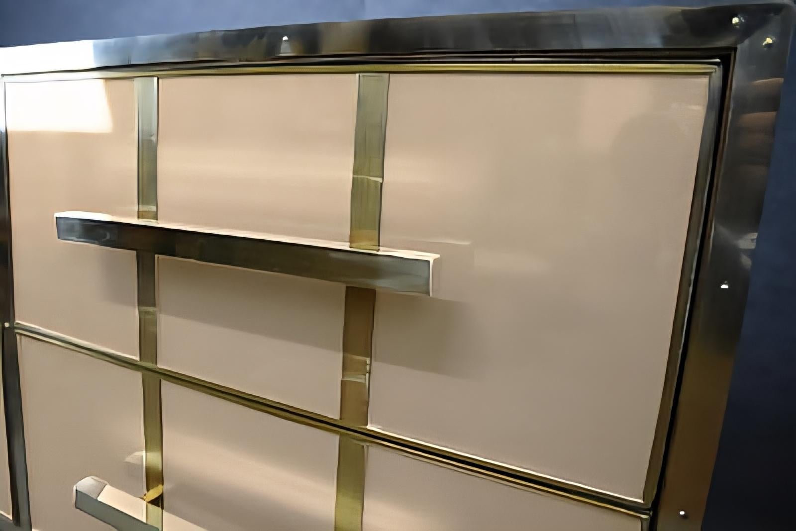 Magnificent Chest of Drawers with Ivory Murano Glass & Brass Fittings Available For Sale 4