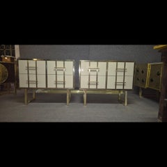 Magnifique commode en verre de Murano ivoire et ferrures en laiton disponible