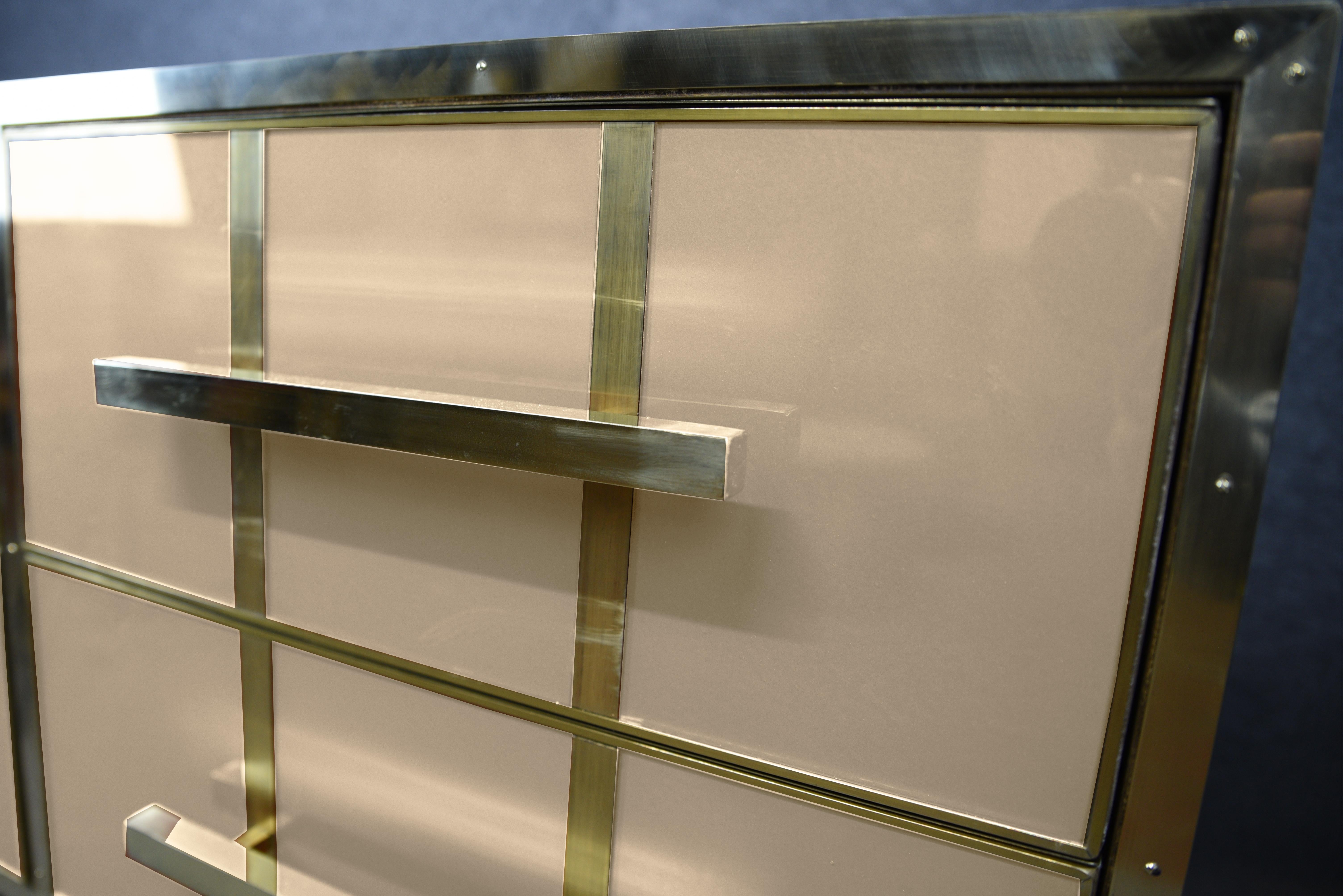 Magnífica Cómoda con Cristal de Murano Marfil y Herrajes de Latón Disponible Moderno en venta
