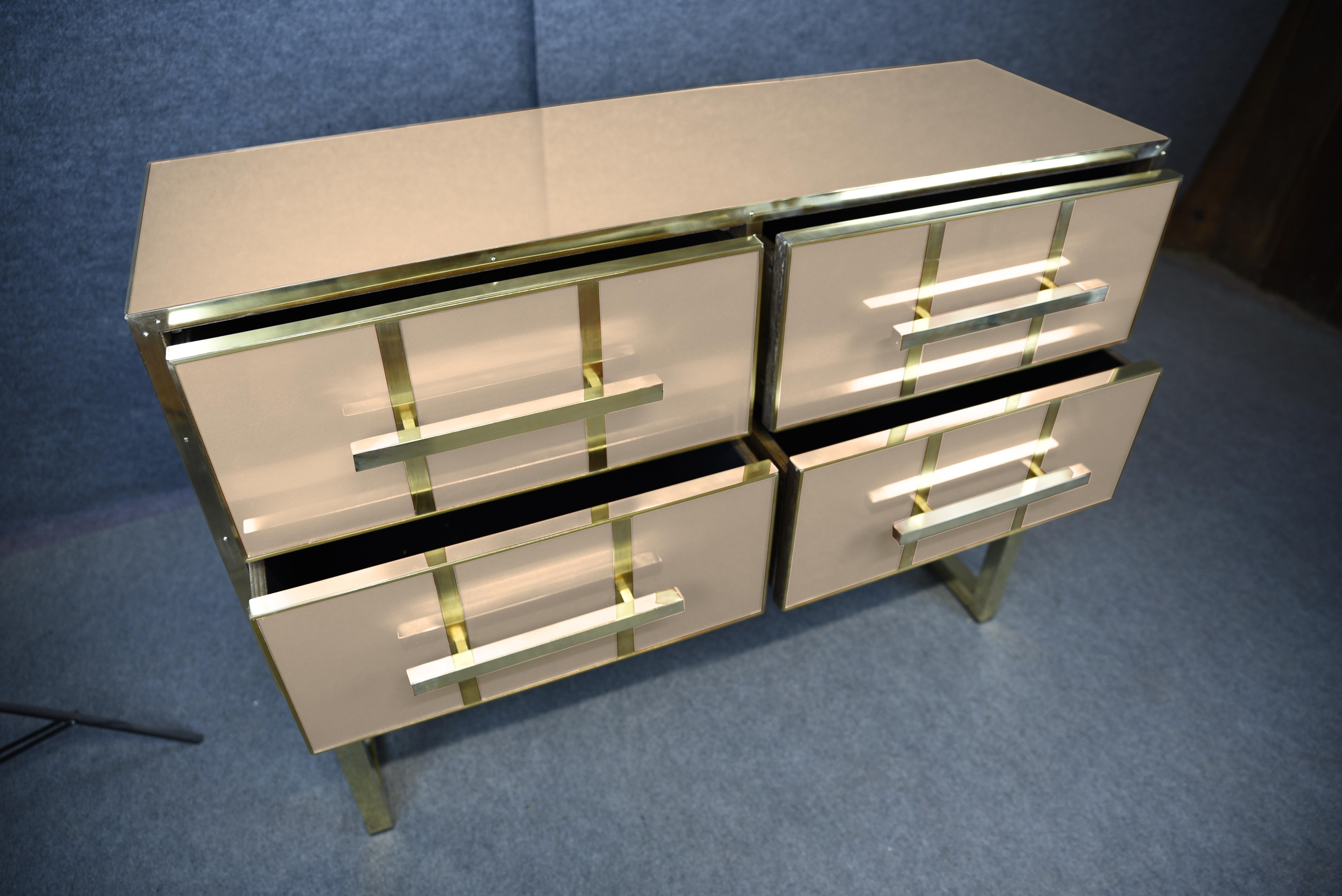Magnífica Cómoda con Cristal de Murano Marfil y Herrajes de Latón Disponible Italian en venta