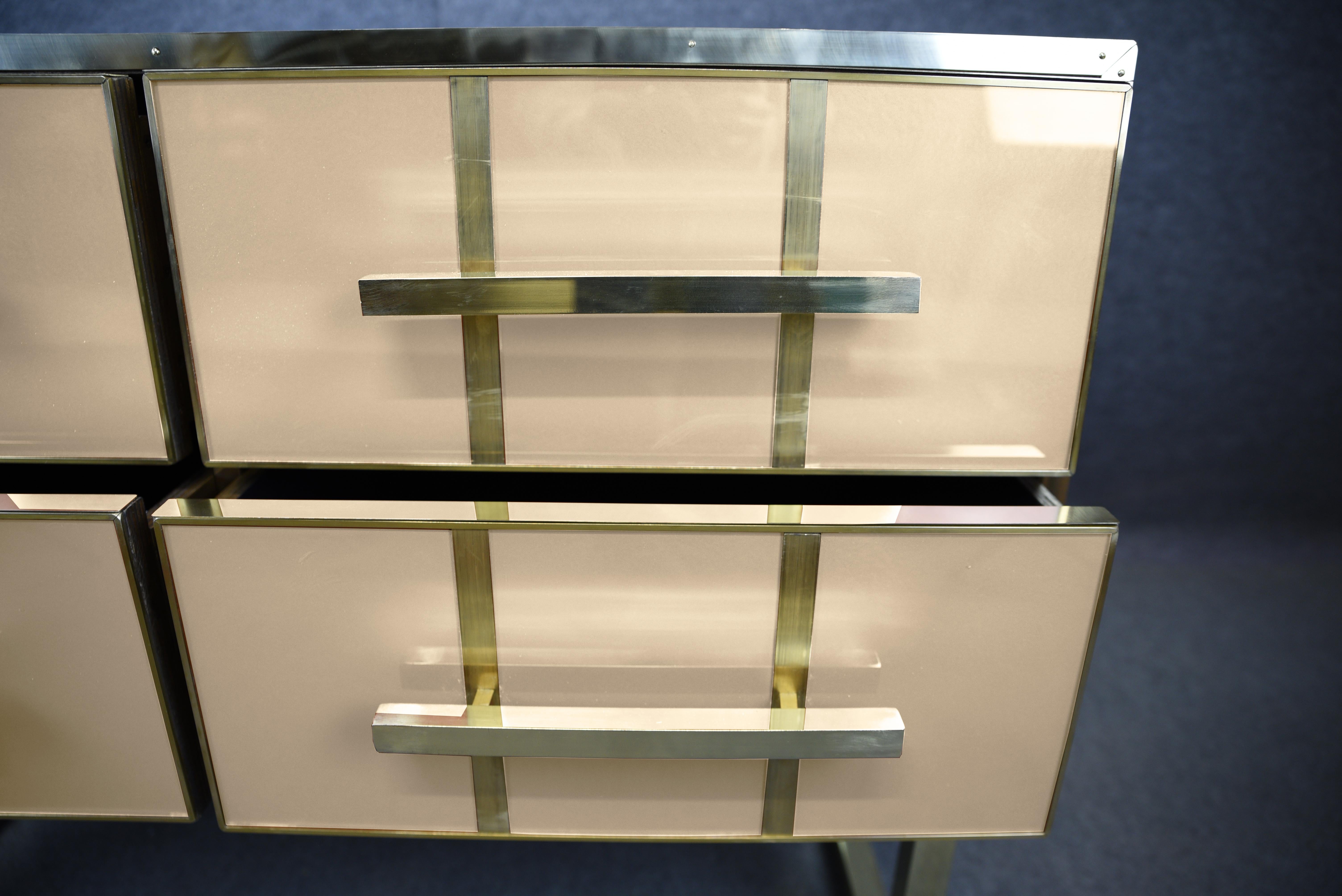 Magnífica Cómoda con Cristal de Murano Marfil y Herrajes de Latón Disponible Carpintería en venta