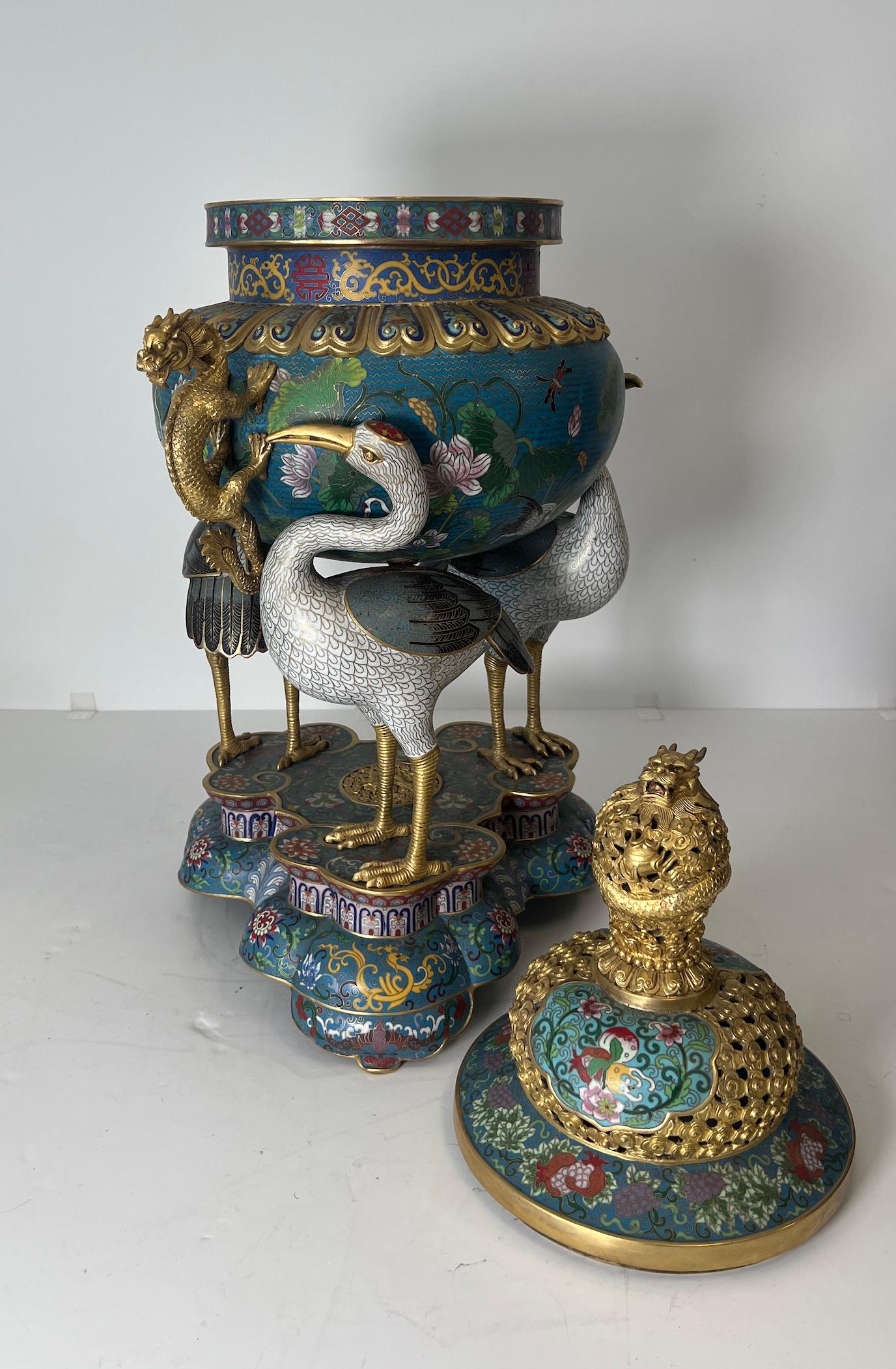 Magnifico bruciaincenso a treppiede in smalto cloisonné e bronzo dorato 