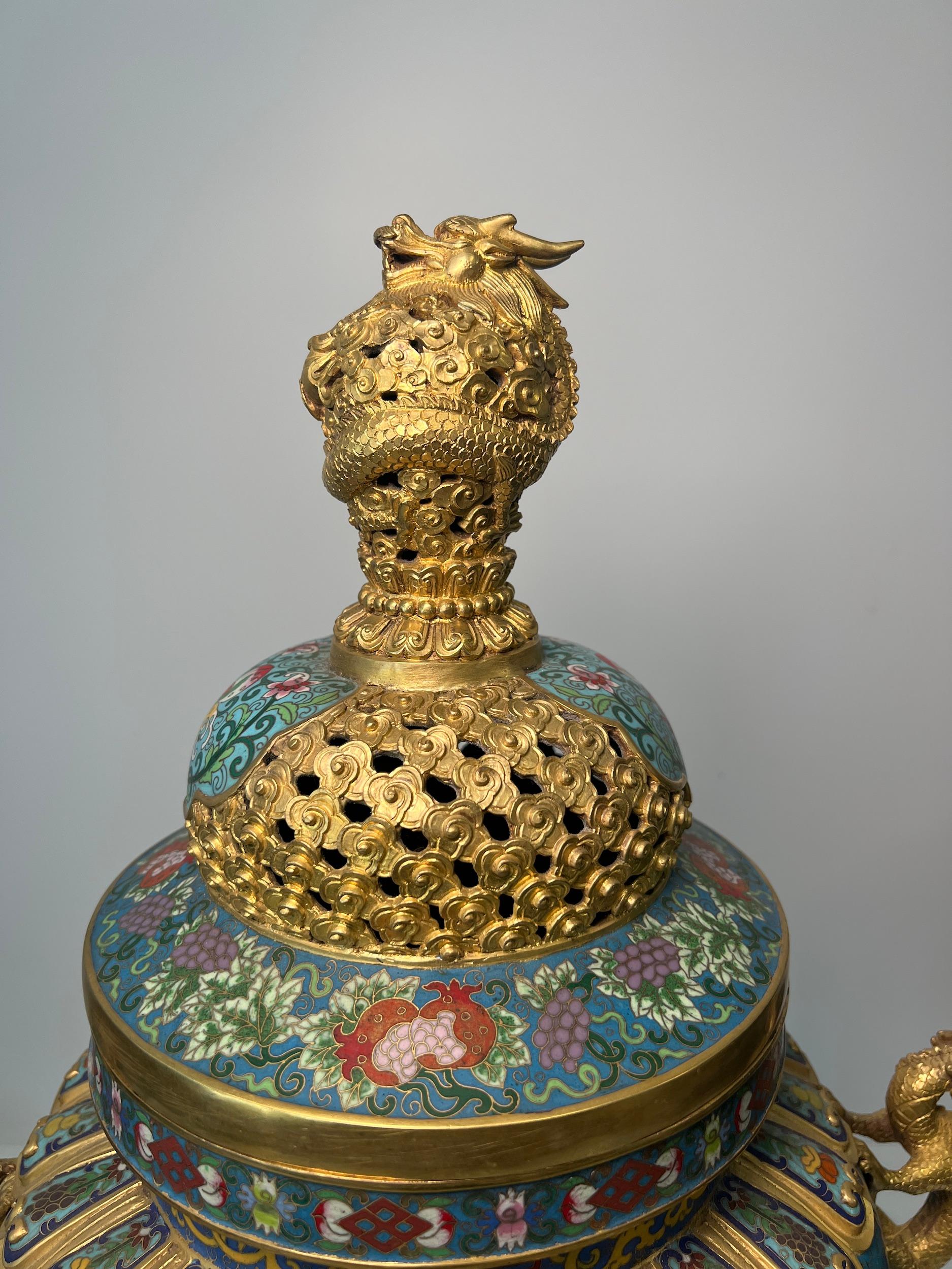 Esportazione cinese Magnifico bruciaincenso a treppiede in smalto cloisonné e bronzo dorato 