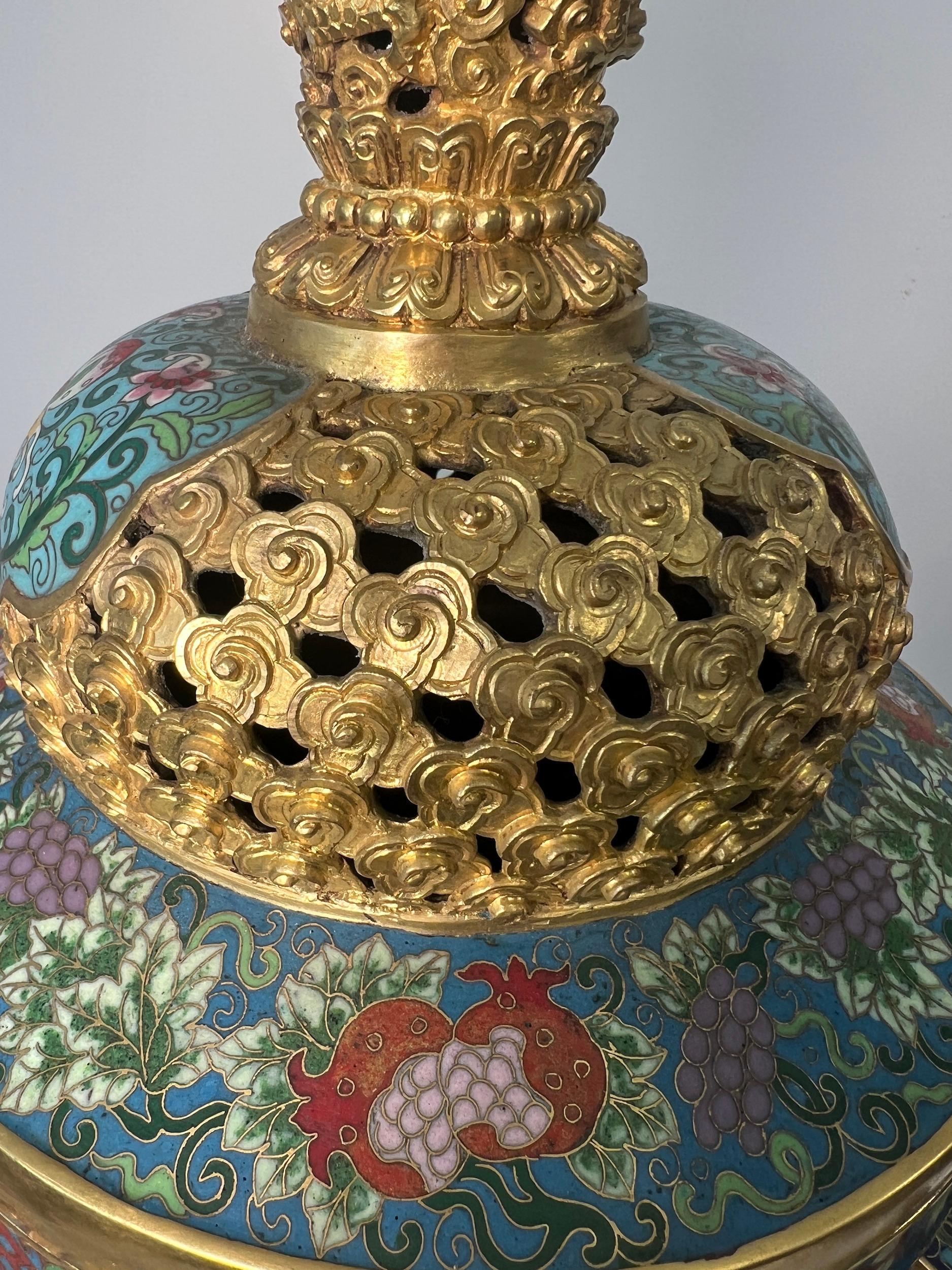 Cinese Magnifico bruciaincenso a treppiede in smalto cloisonné e bronzo dorato 