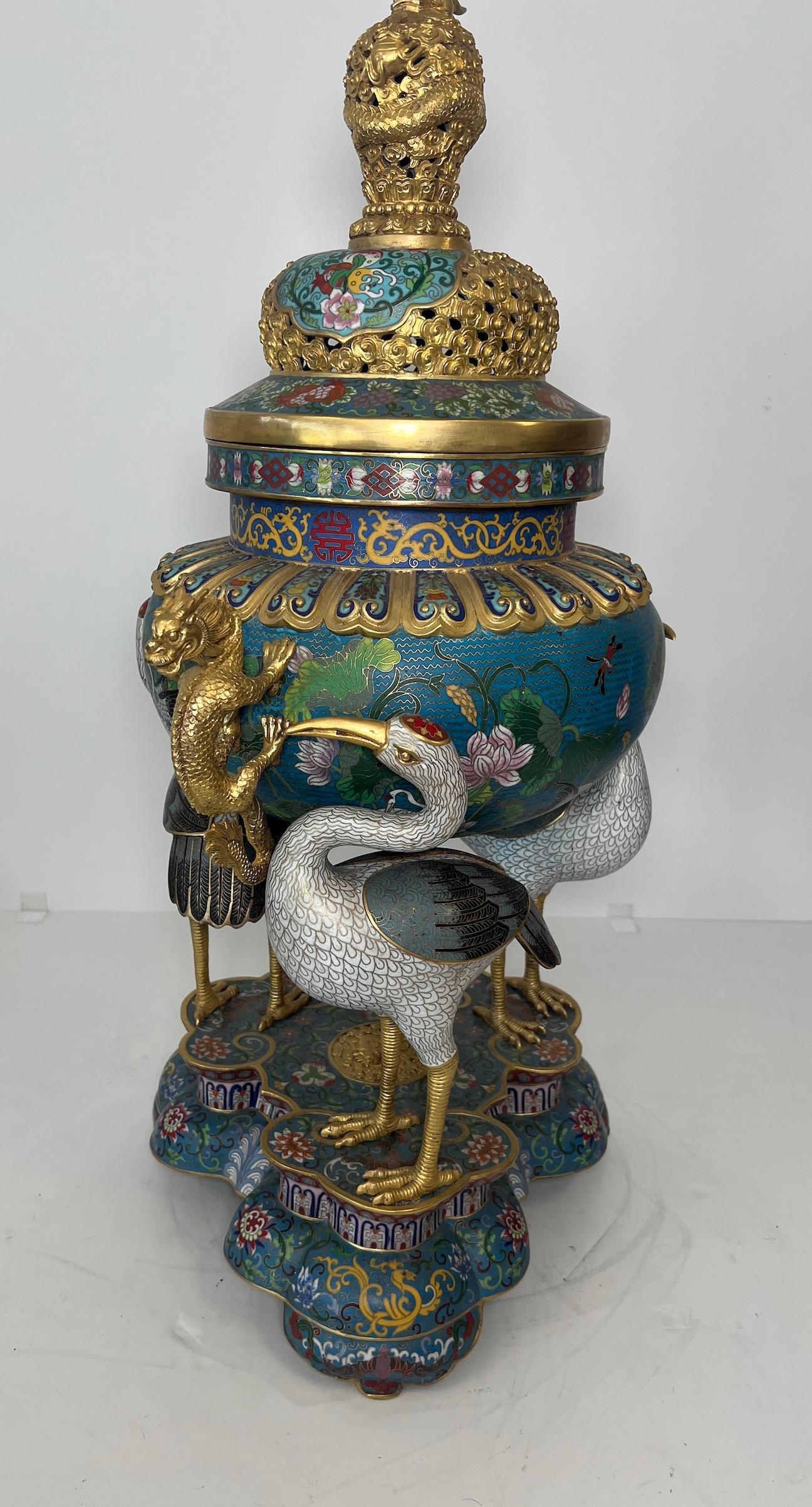 XXI secolo e contemporaneo Magnifico bruciaincenso a treppiede in smalto cloisonné e bronzo dorato 