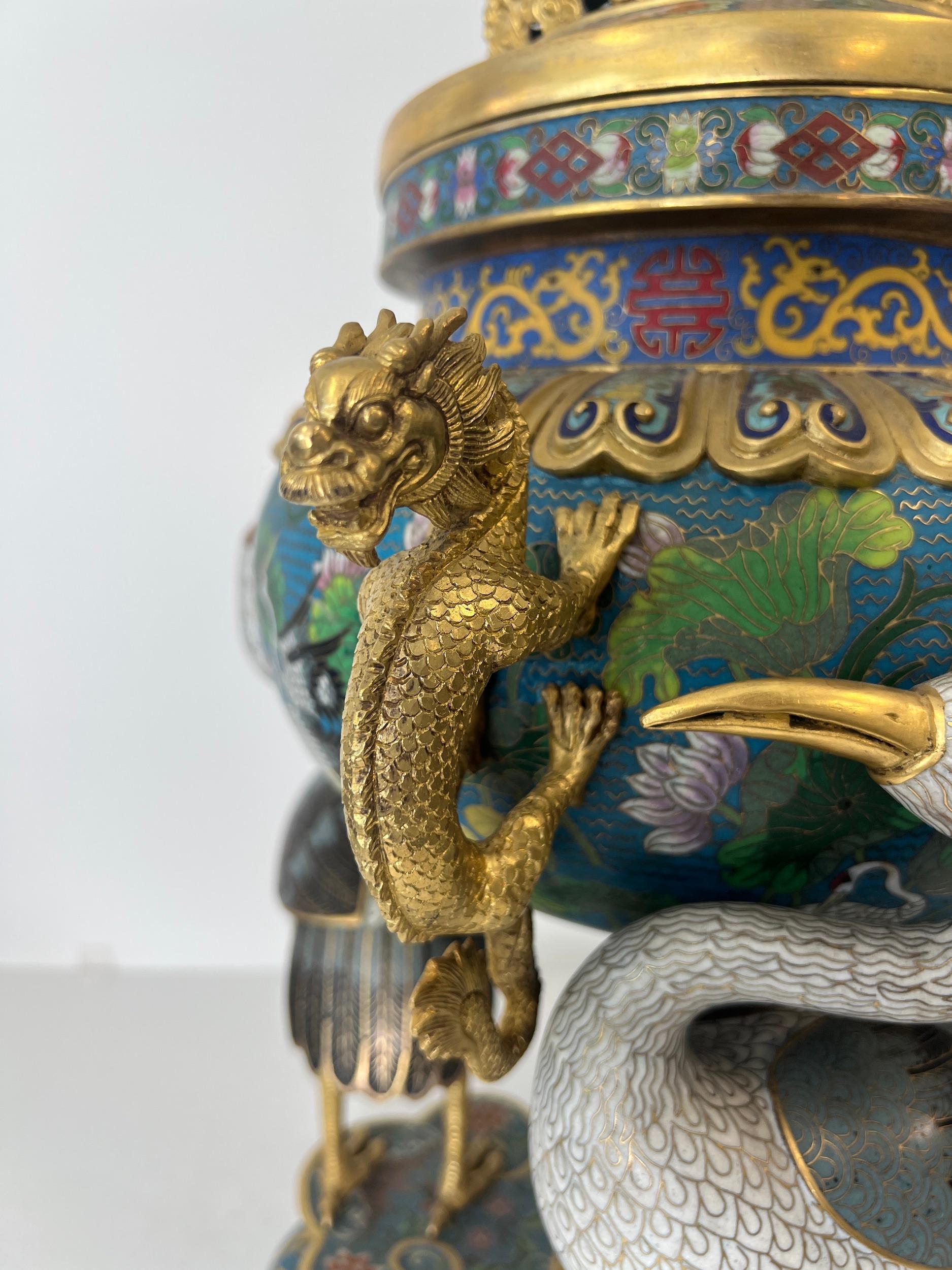 Magnifico bruciaincenso a treppiede in smalto cloisonné e bronzo dorato 