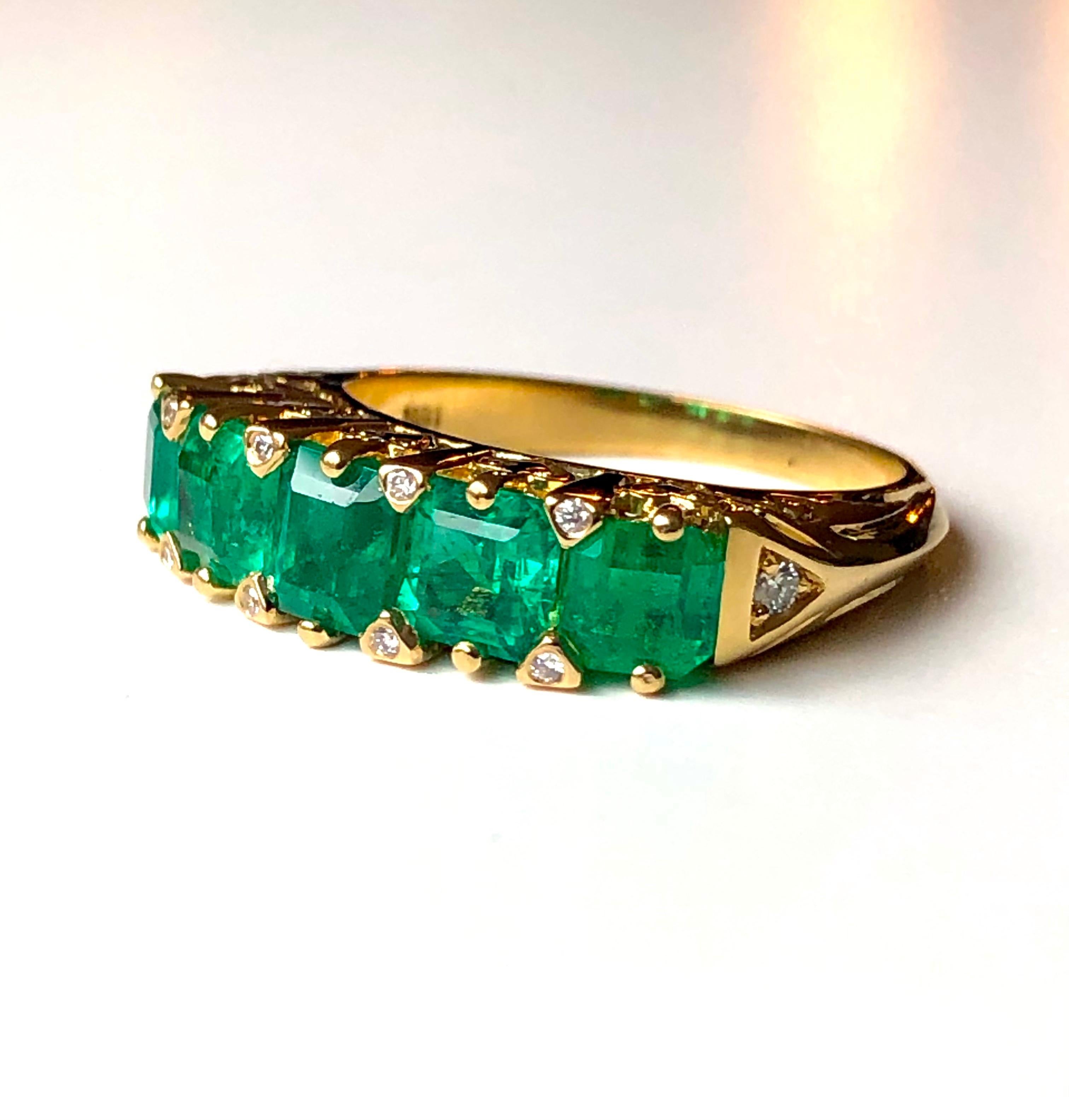Women's Emeralds Maravellous Magnificent Colombian Emerald Five-Stone Ring 18K For Sale