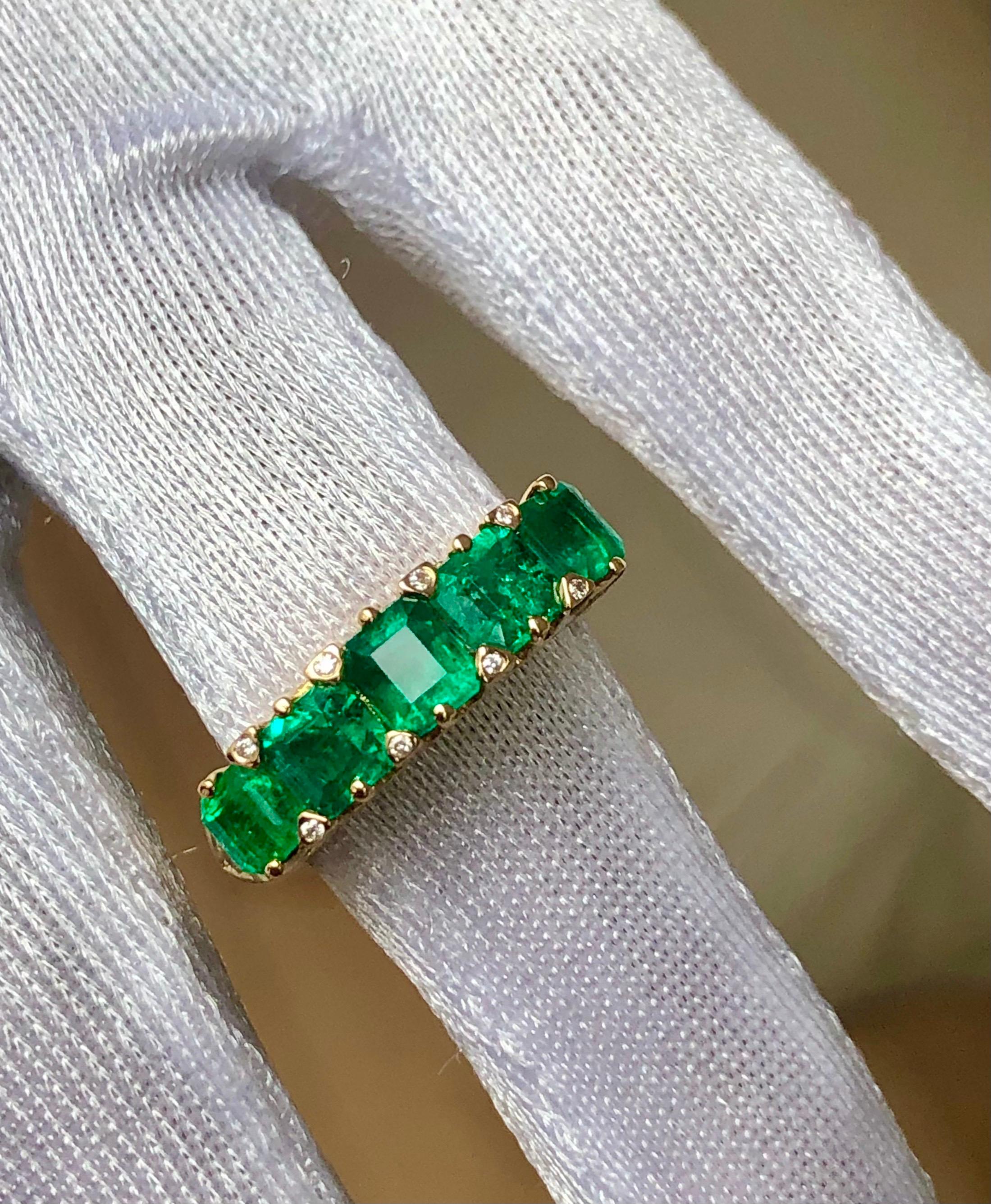 Emeralds Maravellous Magnificent Colombian Emerald Five-Stone Ring 18K For Sale 3