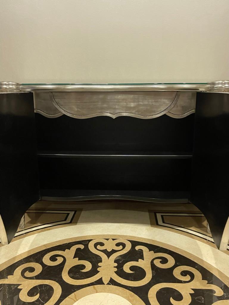 Colombostile est l'un des fabricants de meubles les plus luxueux au monde, la marque de décoration intérieure préférée de Michael Jackson.

Cette armoire Colombostile absolument magnifique avec tous les cristaux Swarovski attirera l'attention de