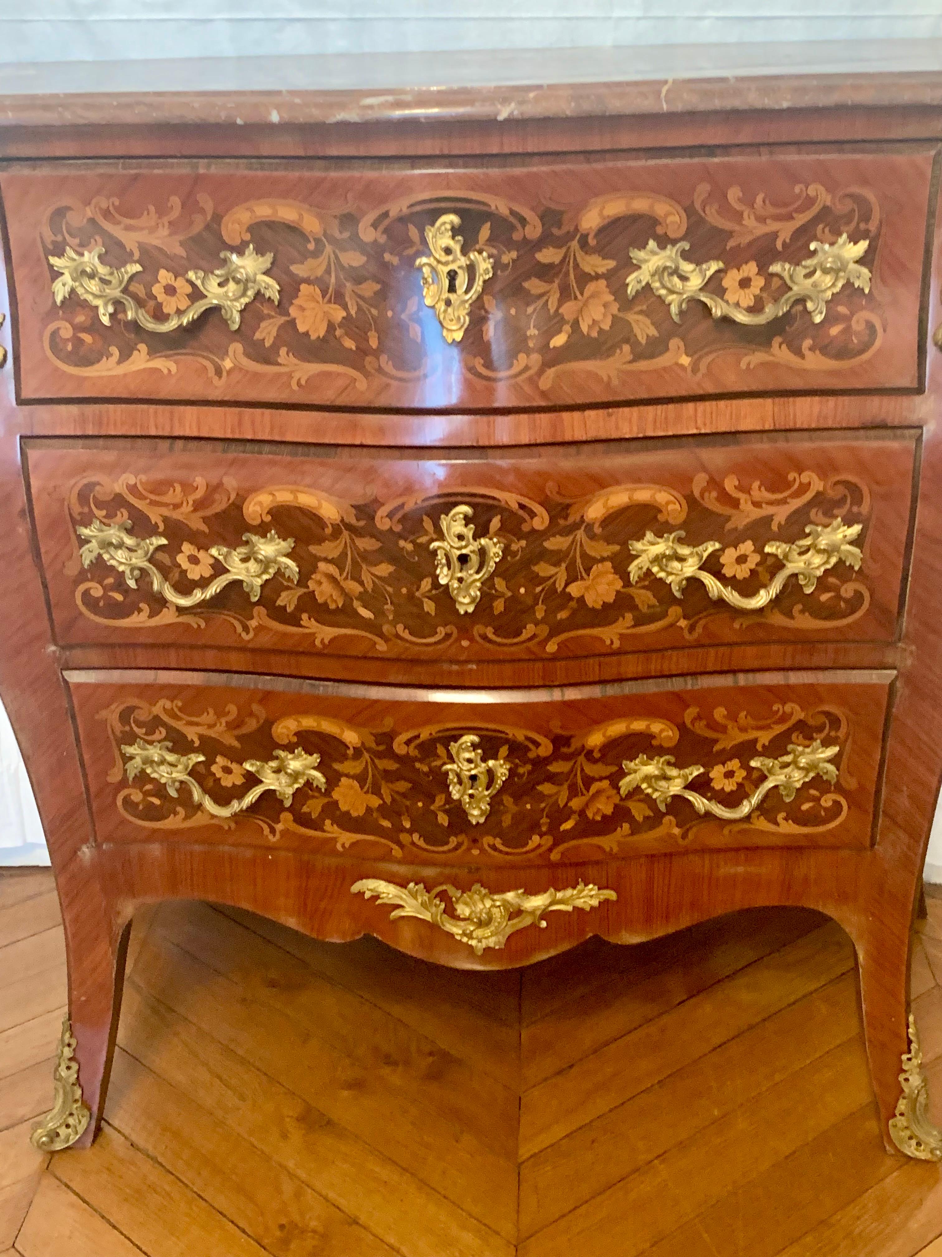 Magnifica commode Napoleone III intarsiata, bronzo ormolato In condizioni buone in vendita a Los Angeles, CA