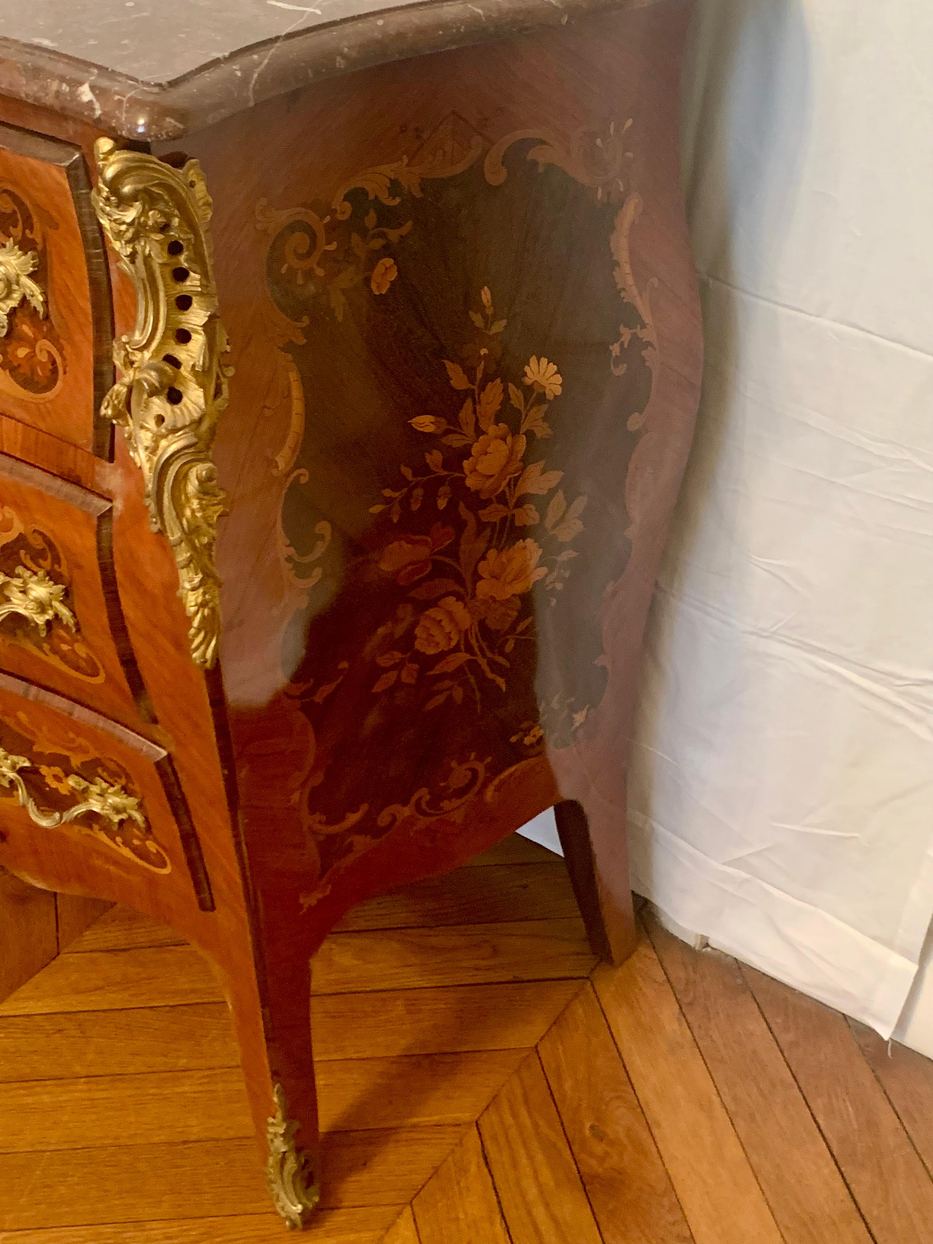 Bronzo Magnifica commode Napoleone III intarsiata, bronzo ormolato in vendita