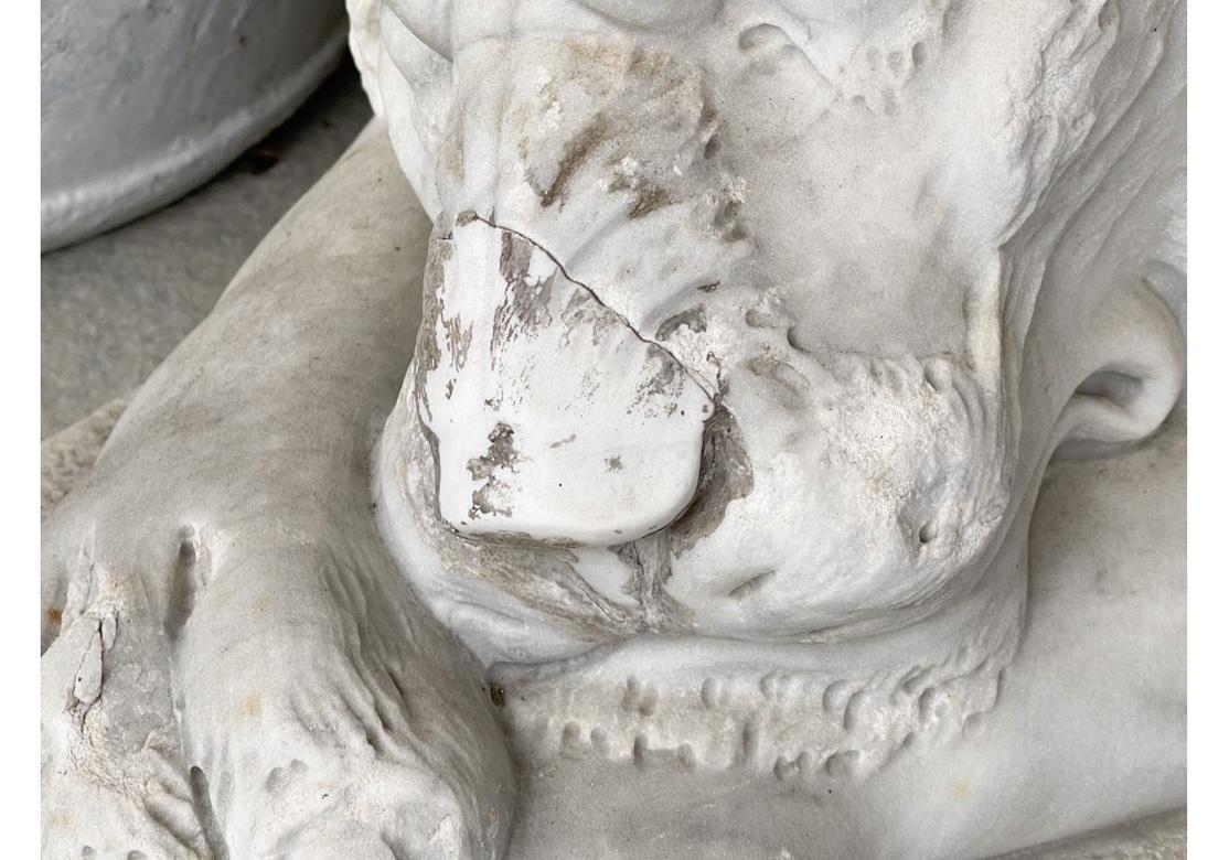 Magnifique paire compatible de  Couché  Lions en marbre sculptés en vente 3
