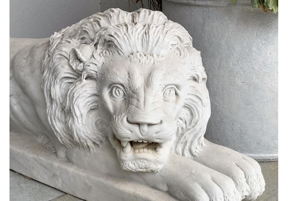Magnifique paire compatible de  Couché  Lions en marbre sculptés en vente 5