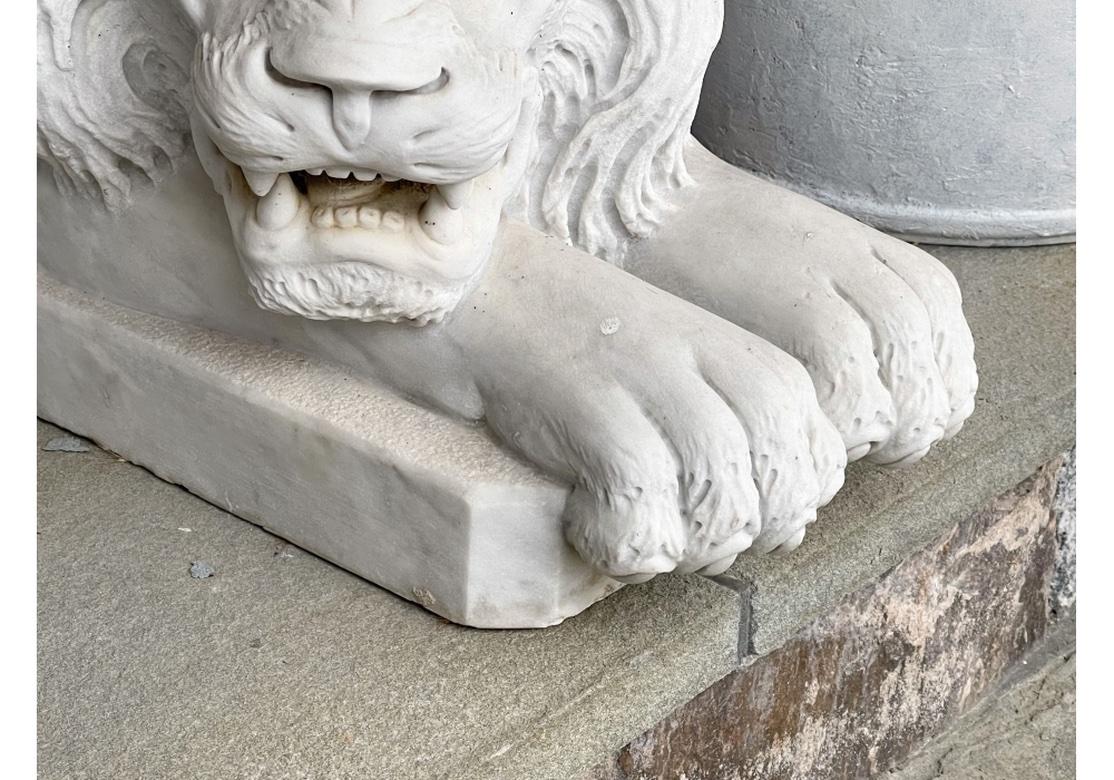 Magnifique paire compatible de  Couché  Lions en marbre sculptés en vente 7
