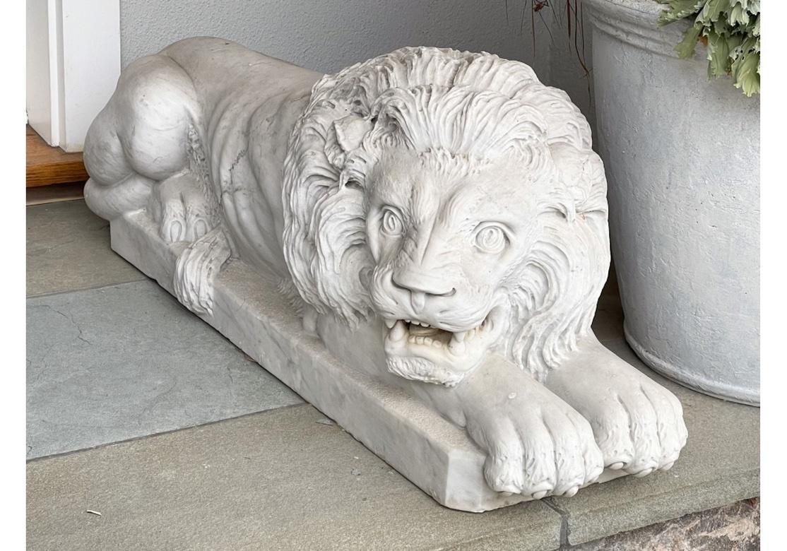 Magnifique paire compatible de  Couché  Lions en marbre sculptés en vente 1