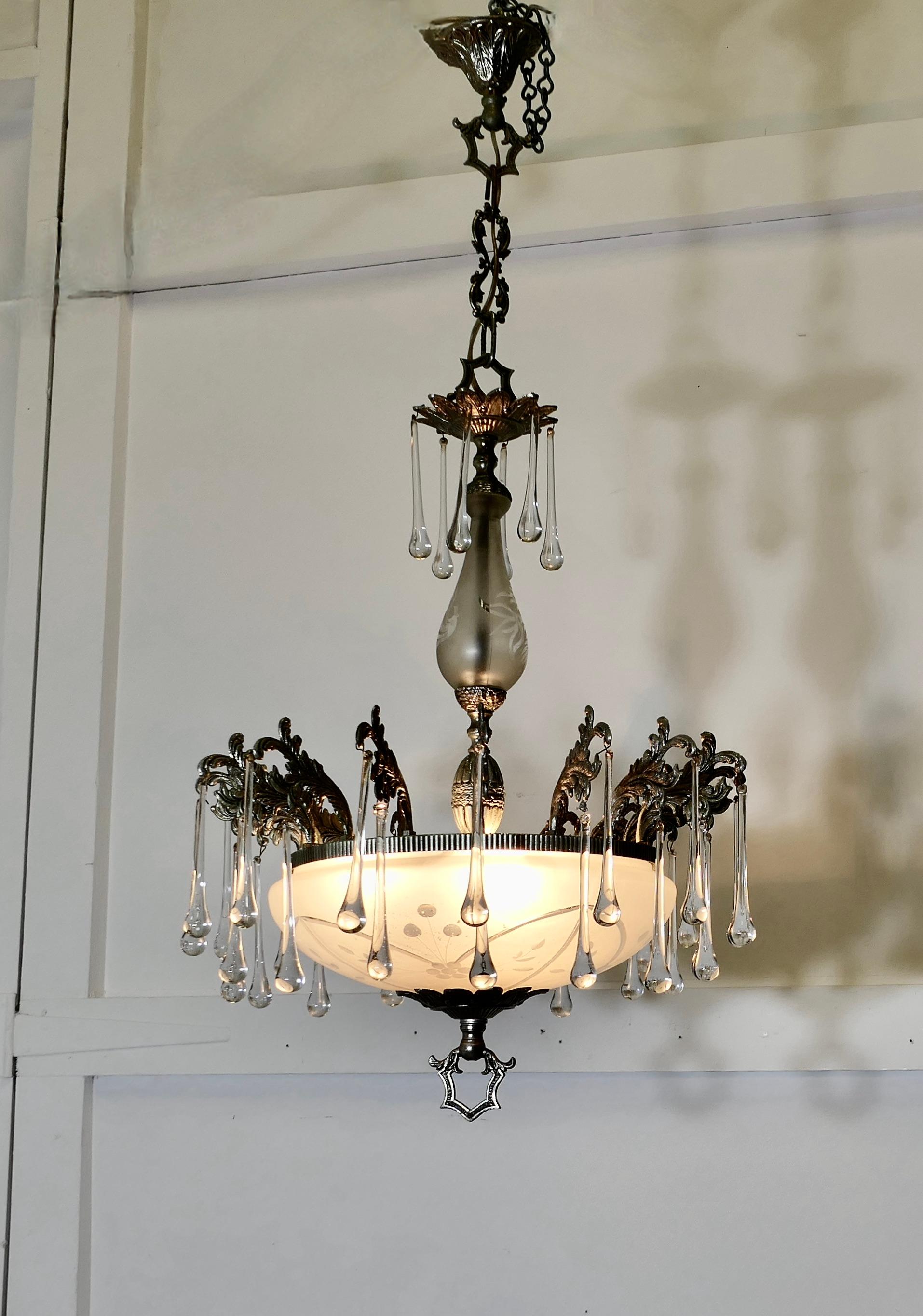 Magnifique lustre Arts and Crafts Bowl en cristal

Une pièce superbe, une coupe et un balustre en cristal gravé avec des embouts en métal argenté et de grands lustres en forme de goutte d'eau qui donnent une lumière magnifique lorsqu'ils sont