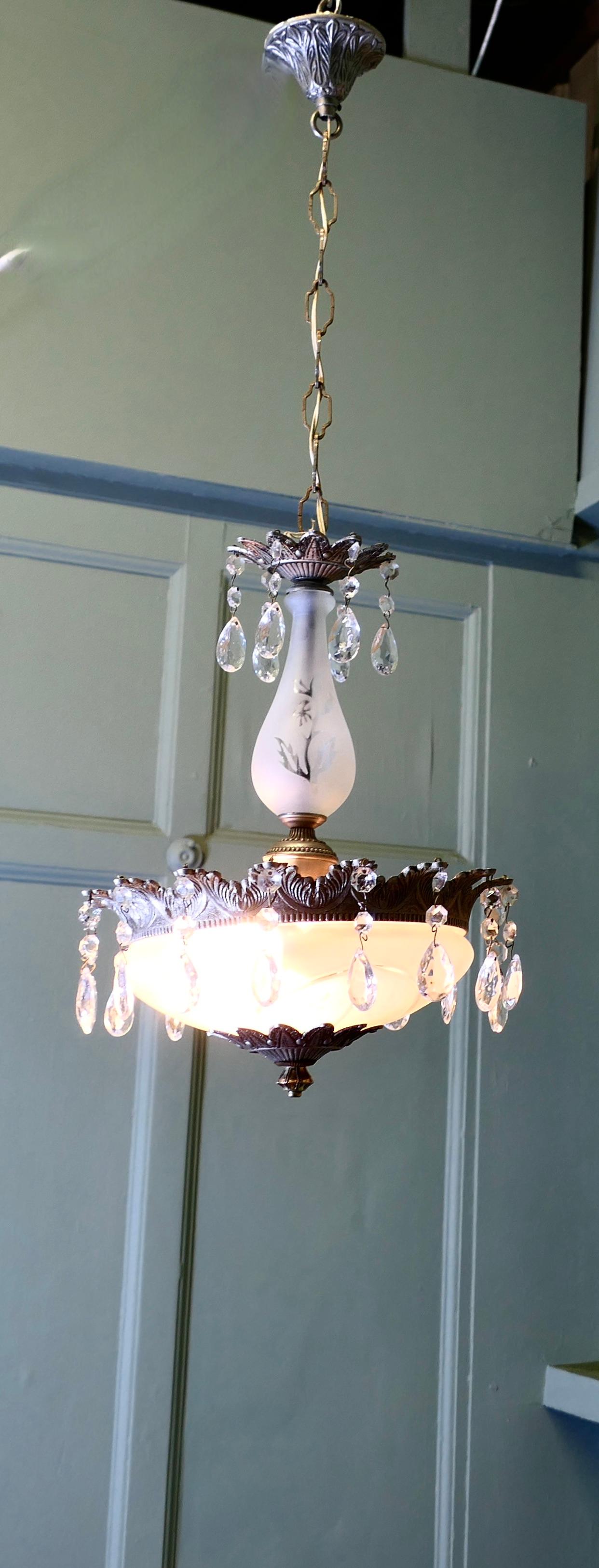 Magnifico lampadario a ciotola in cristallo di arte e artigianato

Un pezzo superbo, con coppa e balaustro in cristallo acidato con terminali in metallo argentato e grandi lustri a forma di goccia che danno una luce magnifica quando vengono