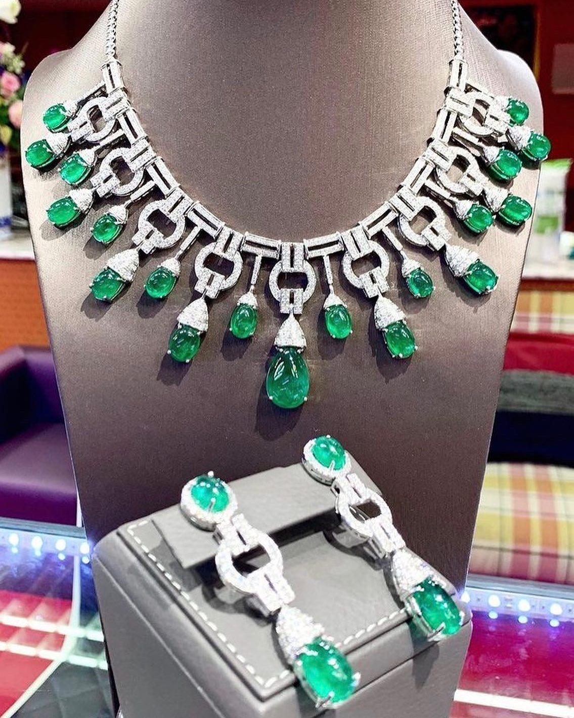 Art Deco AIG Certified 118.61 Carats Zambian Emeralds  10.48 Ct Diamonds 18K Gold Parure  For Sale
