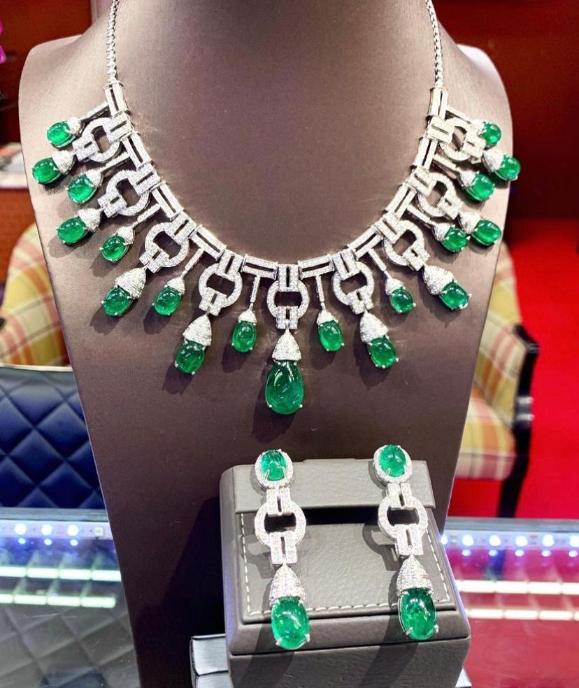 AIG Certified 118.61 Carats Zambian Emeralds  10.48 Ct Diamonds 18K Gold Parure  For Sale 1