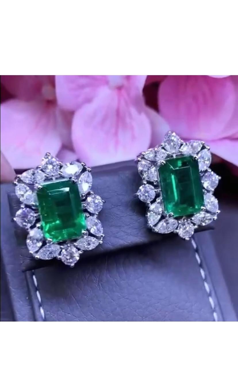 Stunning design handcrafted in 18k gold with two fine quality of Zambia emeralds 8,52 ct and round brilliant cut diamonds 4,33 ct F/VS-VVS .
Handmade fine Jewels by artisan goldsmith.
Excellent manufacture and quality.

Complete with AIG report.