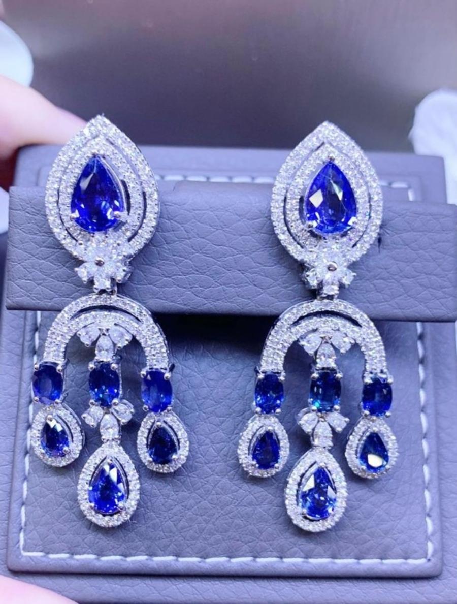 So stunning design, chic and elegant, for this earrings in 18k gold with Ceylon sapphires ct 11,73 and diamonds ct 3,35  F/VS .
Handmade Jewels by artisan goldsmith.
Excellent manufacture and quality.

- 60% of retail value.
Whosale price.