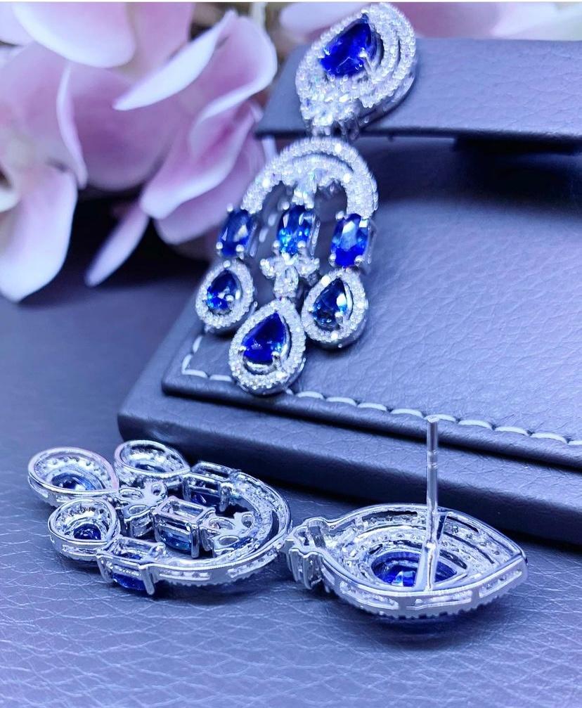 Taille ronde Magnifiques boucles d'oreilles en saphirs de Ceylan et diamants de 15,08 carats en vente