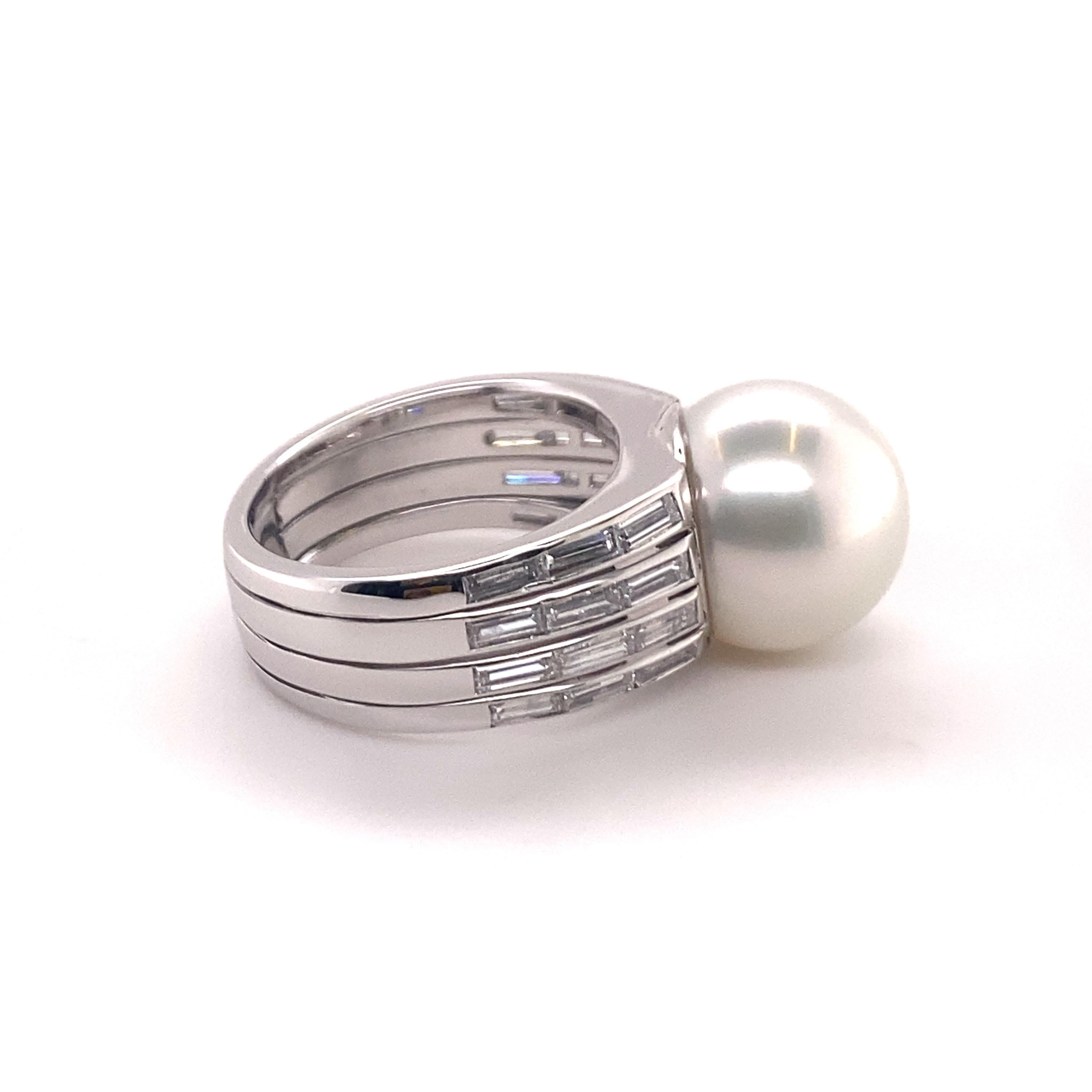 Magnificent Cultured South Sea Pearl and Diamond Ring in White Gold In Good Condition For Sale In Lucerne, CH