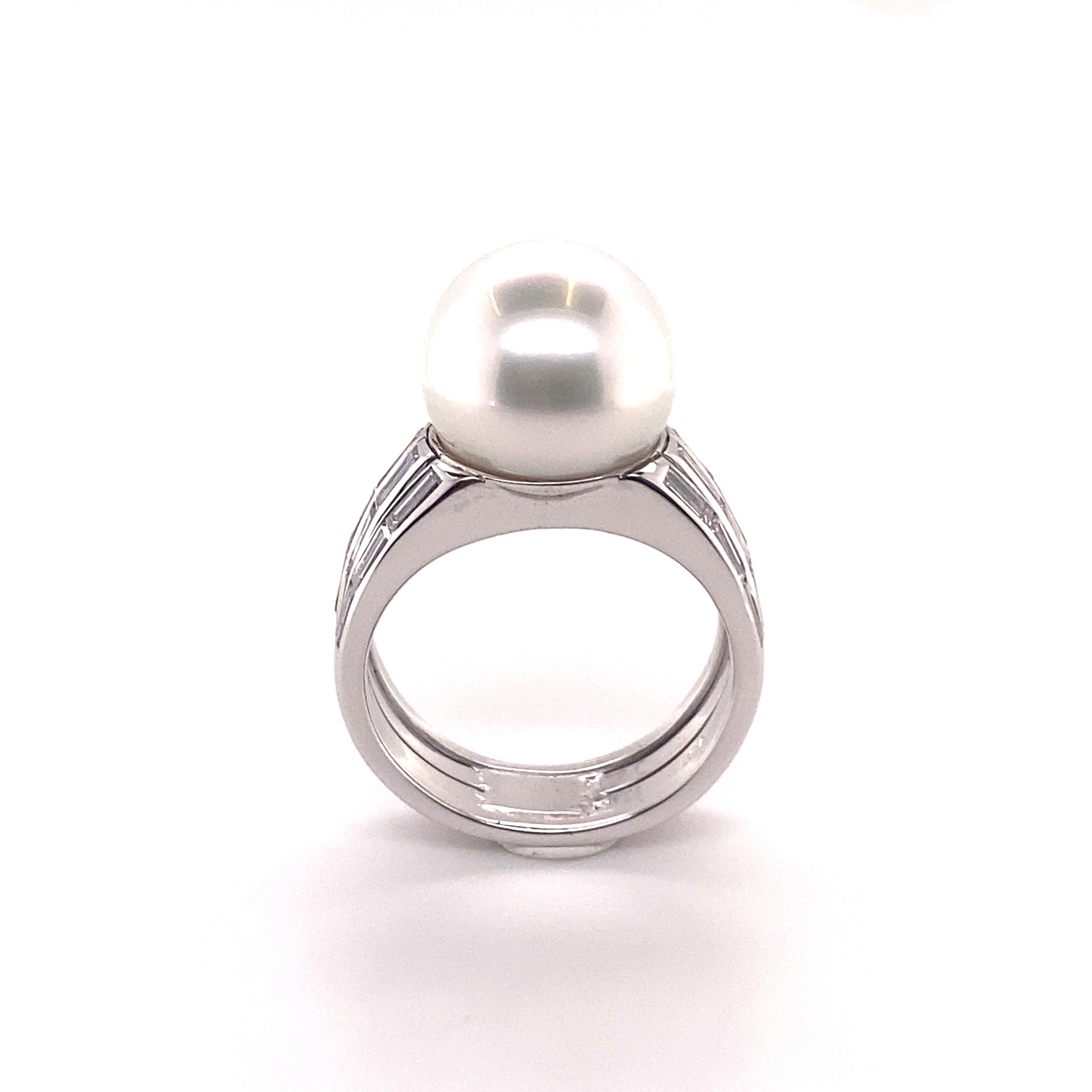 Magnifique bague en or blanc avec perle de culture des mers du Sud et diamants Unisexe en vente