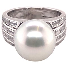 Magnífico Anillo de Perlas Cultivadas de los Mares del Sur y Diamantes en Oro Blanco