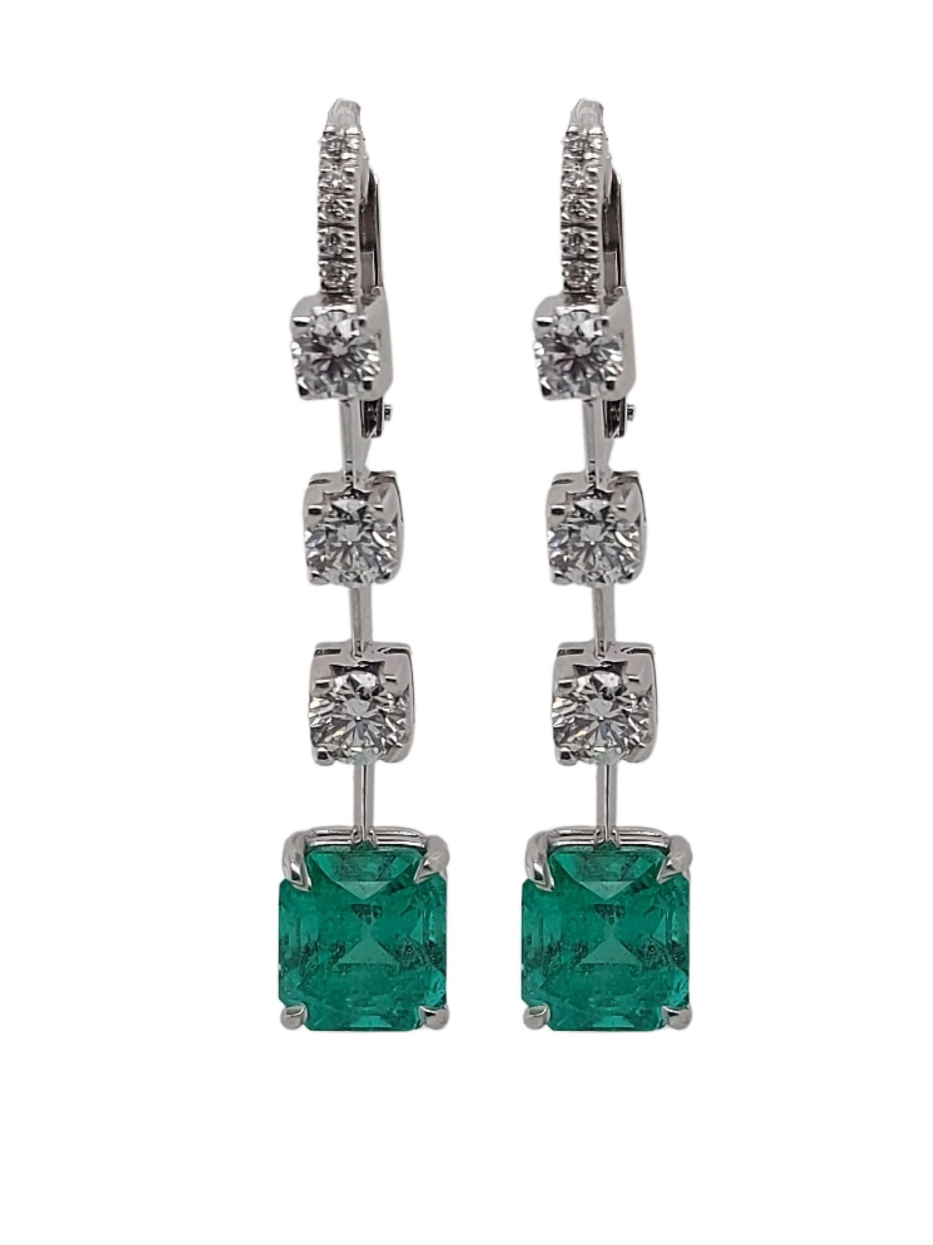 Magnificent Dangling Earrings with 5.29ctColombian Minor Emerald, 1.51ct Diamonds
 
Emerald: 2.51ct and 2.78ct Octagonal, Intense green, Colombian Emerald Minor oil

Diamonds: Brilliant cut diamonds together 1.51ct

Material: 18kt white