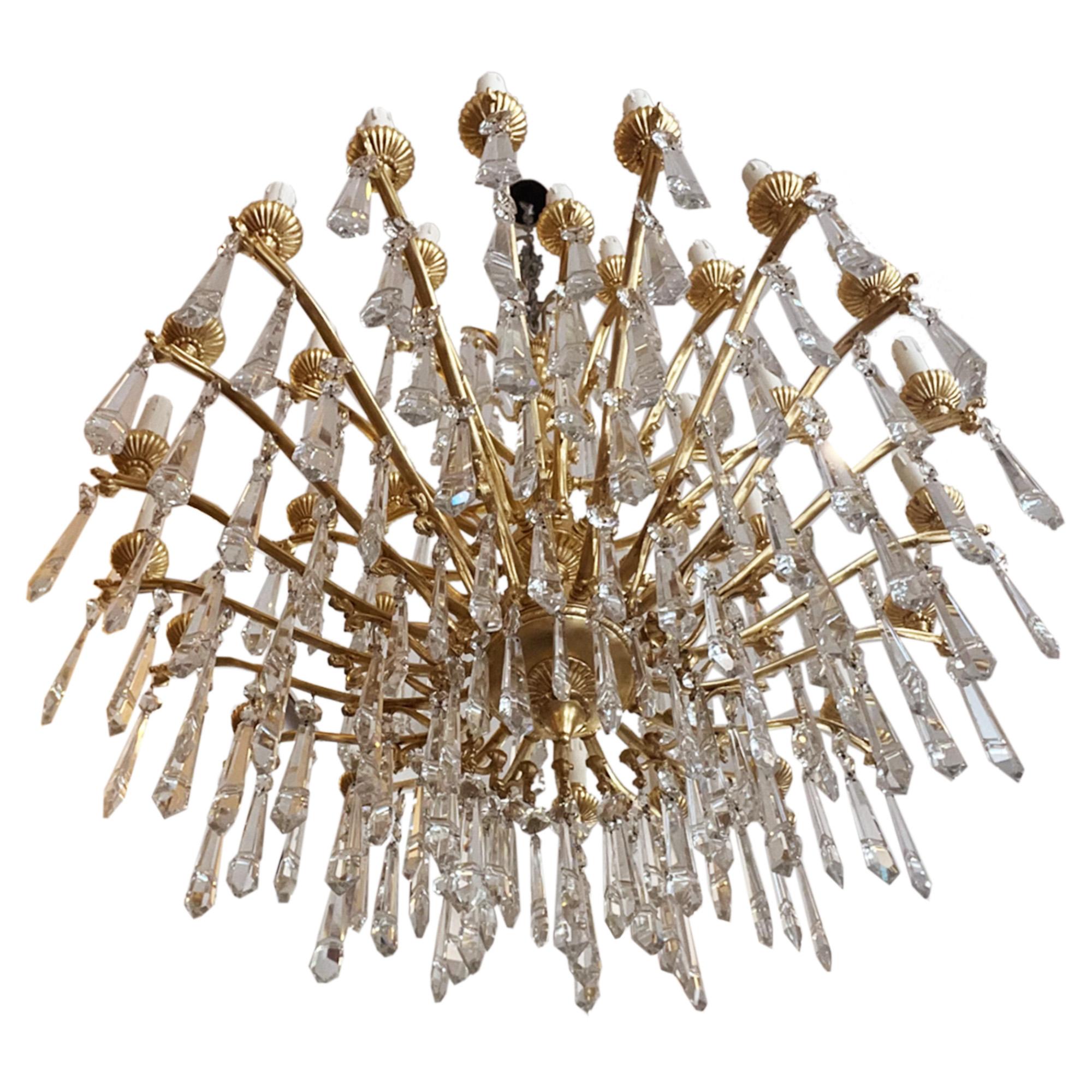 Si tratta di un eccezionale lampadario in ottone dorato e cristallo, un pezzo di grande effetto, riccamente adornato con vetri tagliati a mano e intricati dettagli classici.

Questo lampadario a 35 luci presenta una struttura in ottone dorato. Il