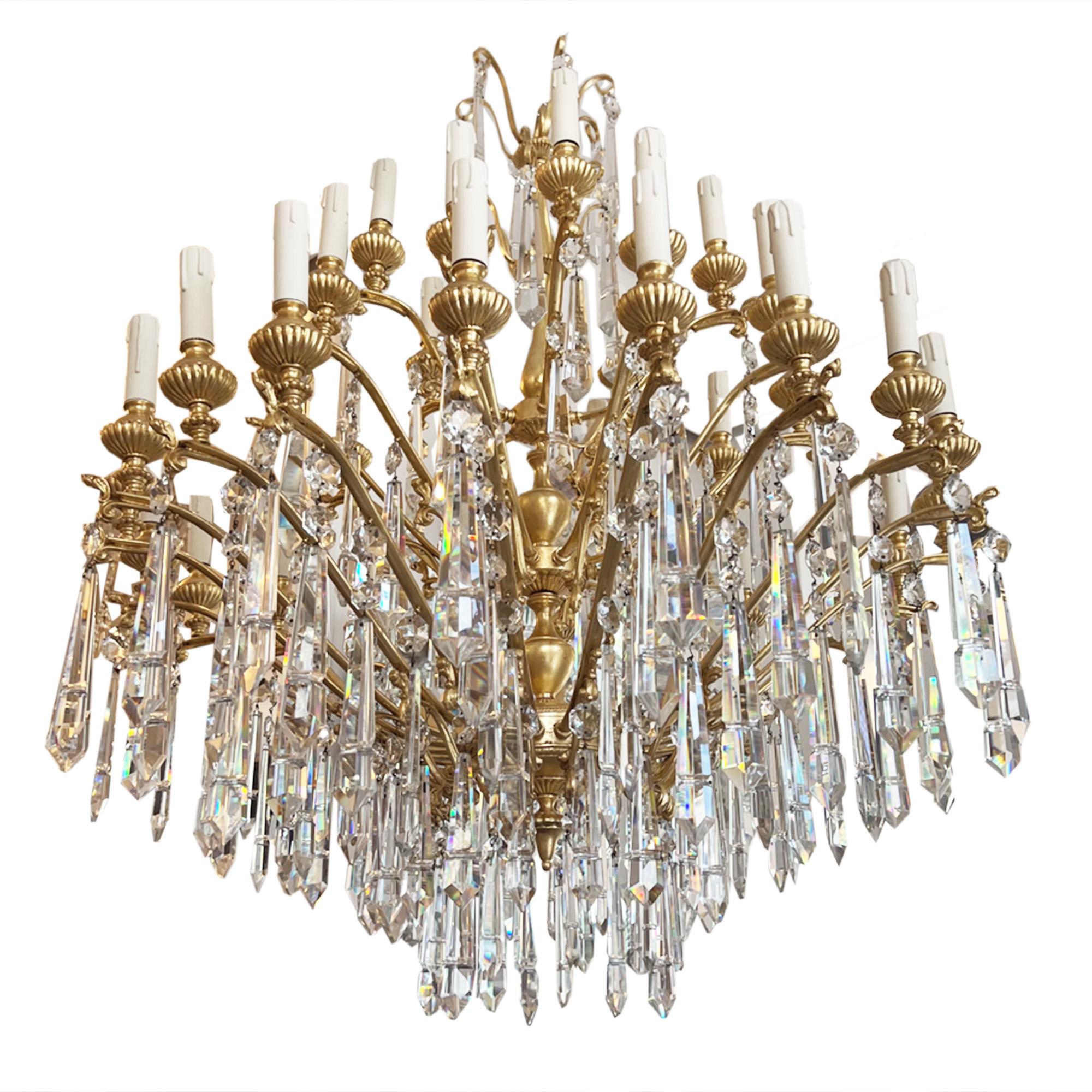 Neoclassico Magnifico lampadario decorativo in oro e cristallo con 35 bracci in vendita
