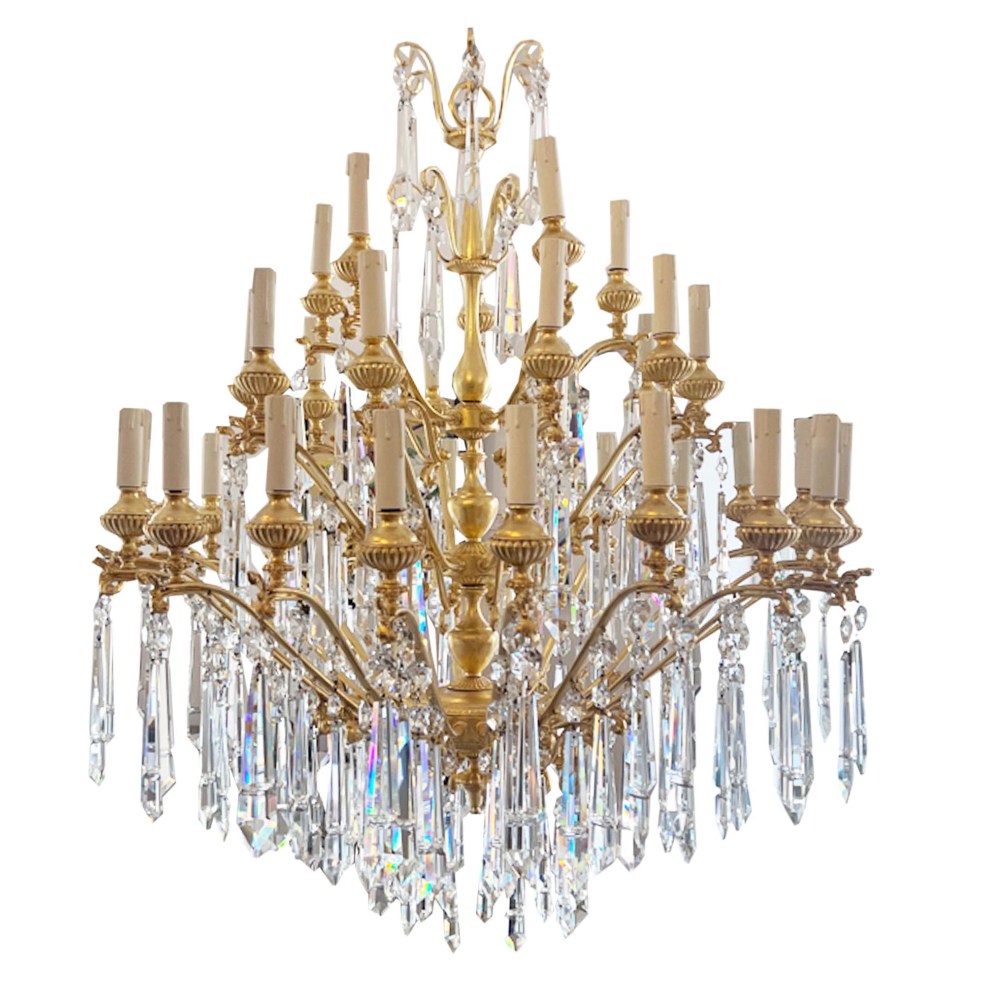 Italiano Magnifico lampadario decorativo in oro e cristallo con 35 bracci in vendita