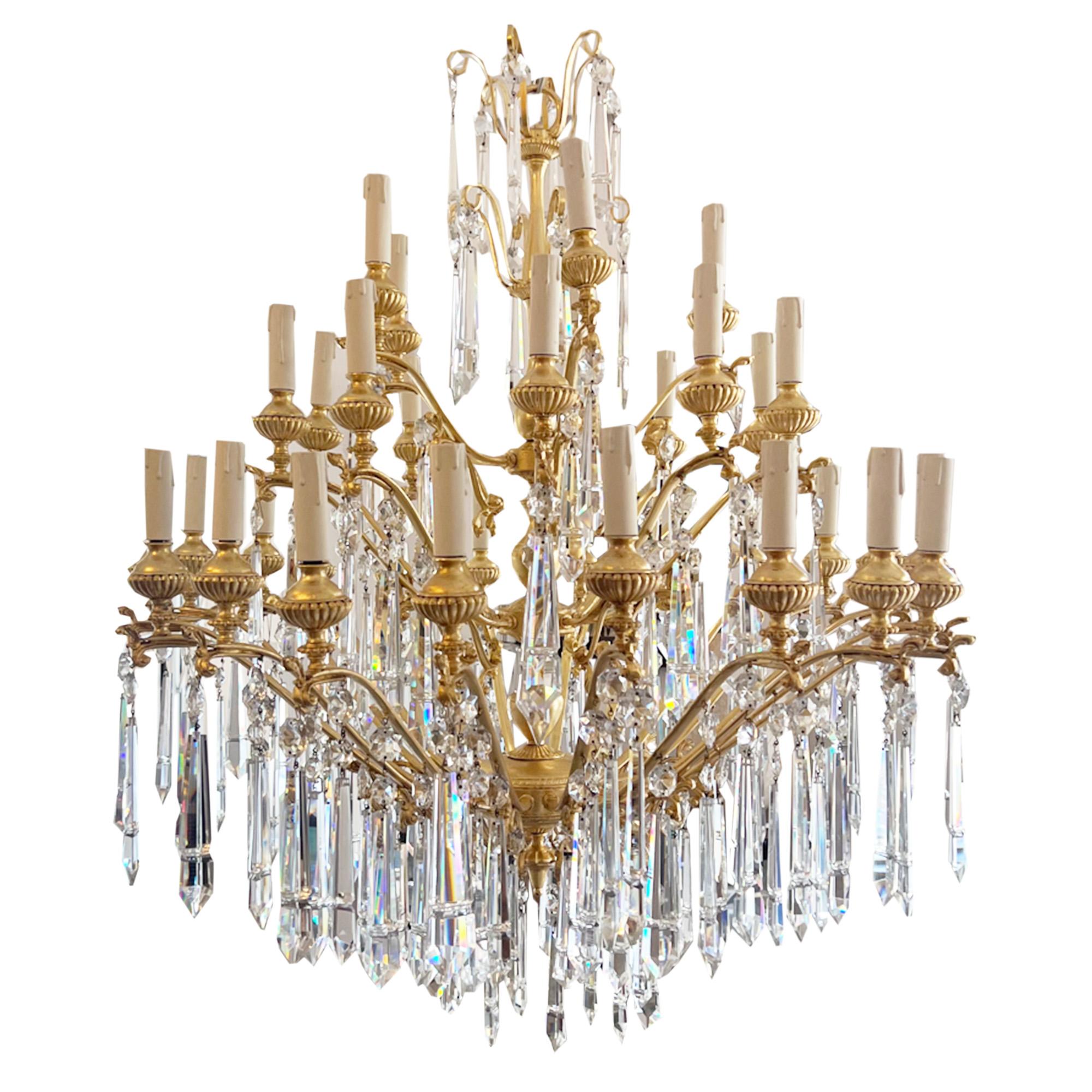 Dorato Magnifico lampadario decorativo in oro e cristallo con 35 bracci in vendita