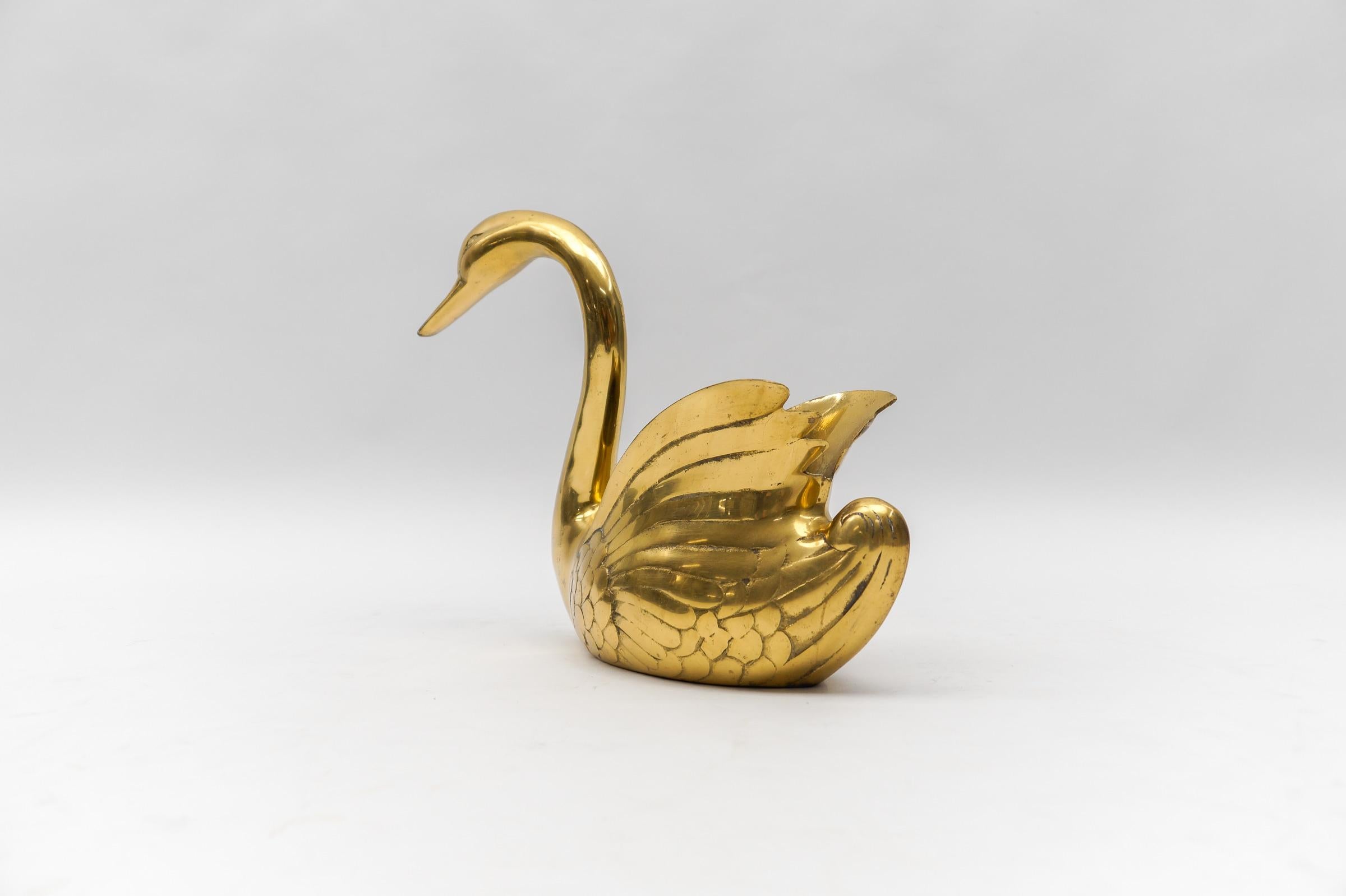 magnificent decorative swan / planter made of solid brass, 1960s Italy In Good Condition For Sale In Nürnberg, Bayern