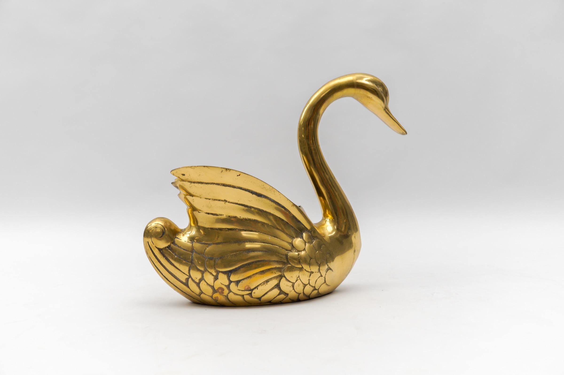 Mid-20th Century magnificent decorative swan / planter made of solid brass, 1960s Italy For Sale