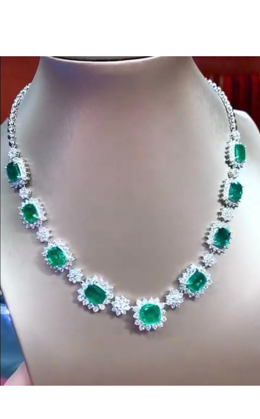 An exquisite necklace, sophisticated design, so glamour and refined, for elegant ladies.
 Necklace come in 18k gold with 9 pieces of fine quality natural Zambia Emeralds 27,82 carats , perfect cut, spectacular color,  and natural diamonds in special