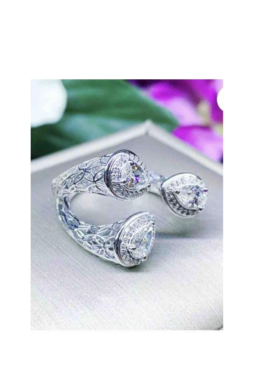 Un modèle exclusif en or 18 carats avec trois diamants taille poire ct 0,90 et des diamants latéraux ct 0,25 F/VS. 
Bijoux fins faits à la main par des artisans orfèvres.
Excellente fabrication.