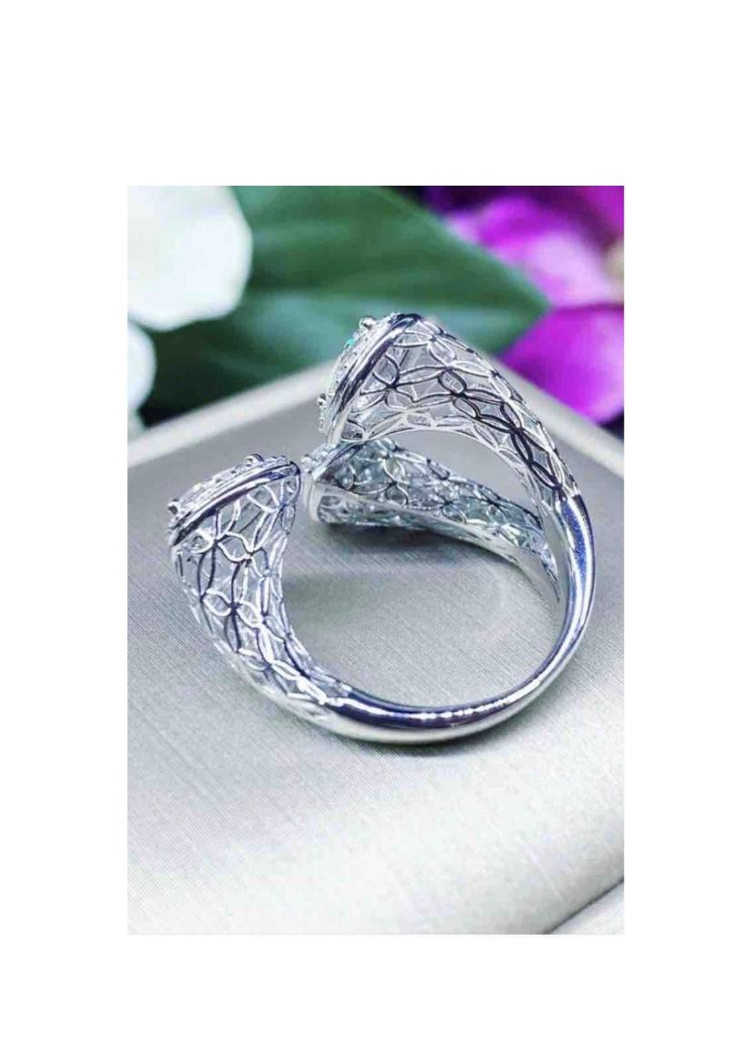 Taille poire Magnifique conception avec diamants sur la bague en vente