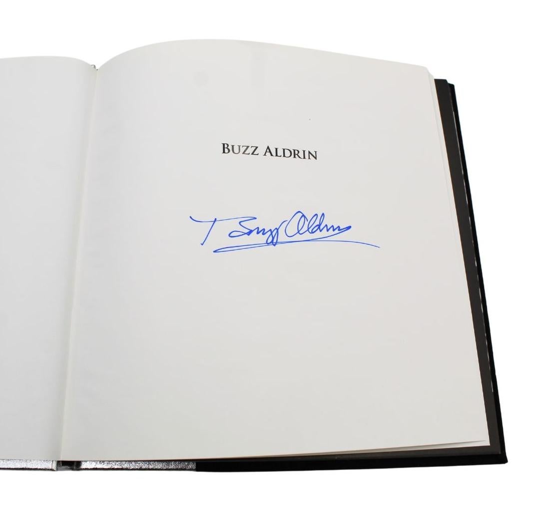 Buzz Aldrin, Buzz. Magnifica Desolazione: Immagini della missione lunare Apollo 11 con le parole dell'astronauta Buzz Aldrin. Reno: Jack Bacon and Company, 2009. Prima edizione. Numero 148 di 500. Firmato dall'astronauta Buzz Aldrin con inchiostro