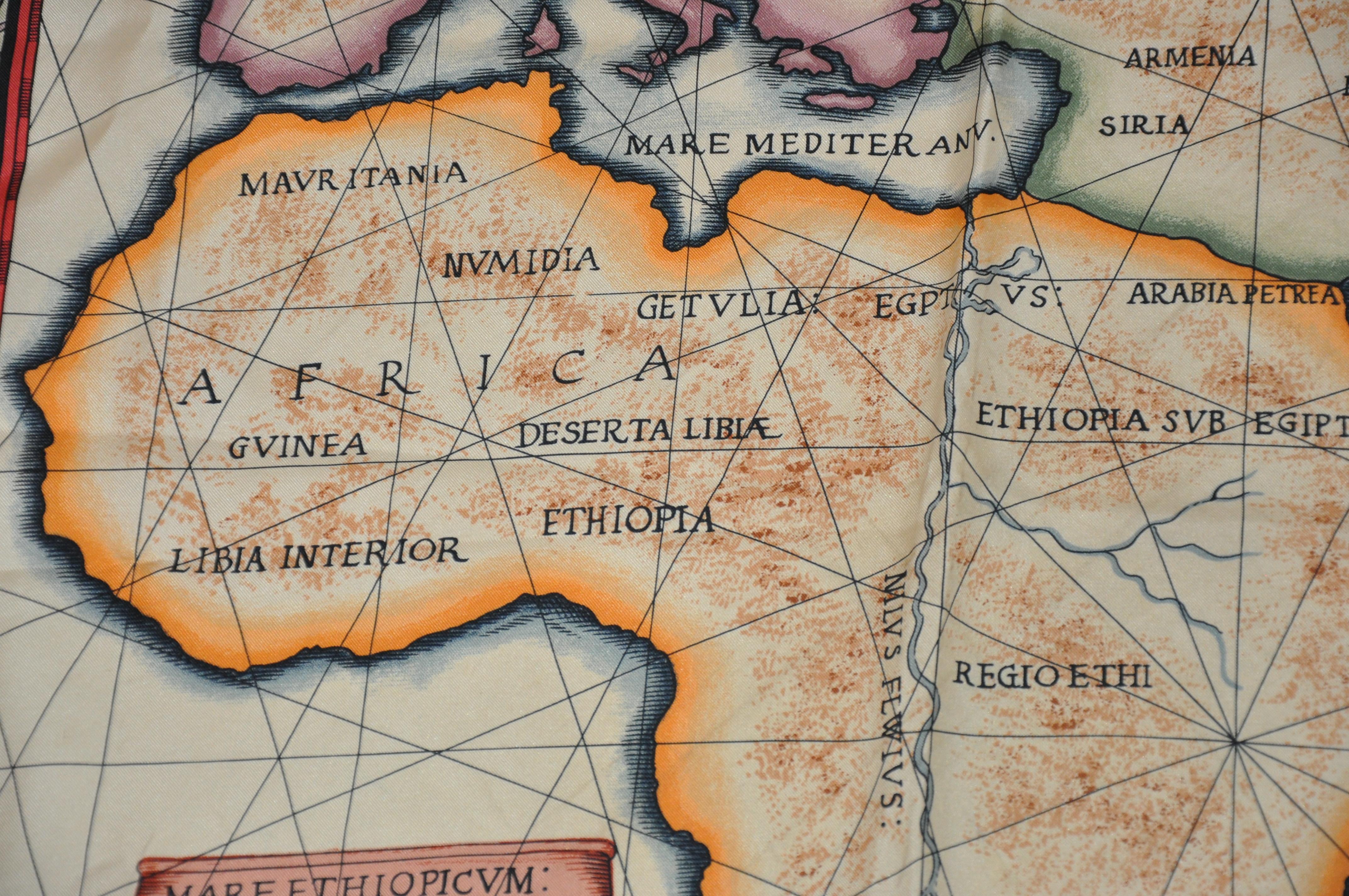 Magnifique écharpe en soie « Map of Africa » avec détails détaillés Bon état - En vente à New York, NY