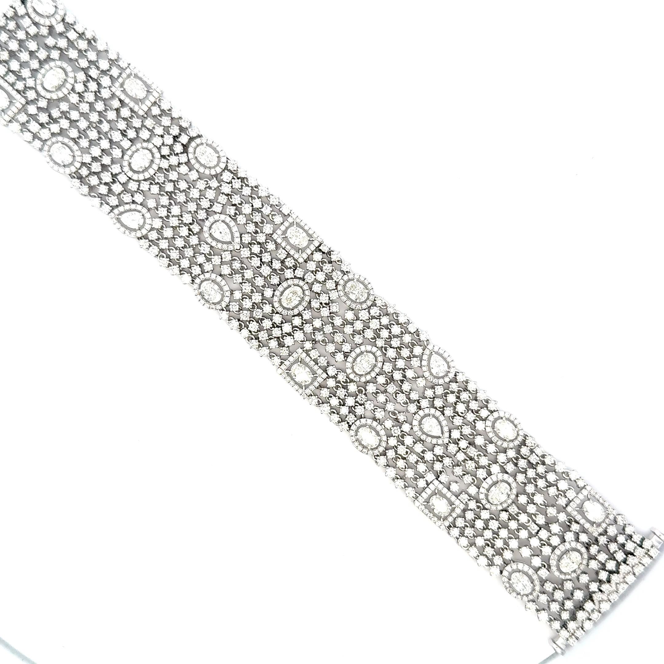Questo accattivante bracciale con diamanti a tappeto in stile clamper è un vero capolavoro di eleganza e raffinatezza. Progettato per abbracciare il polso con una forma fluida e senza soluzione di continuità, il bracciale presenta un caratteristico