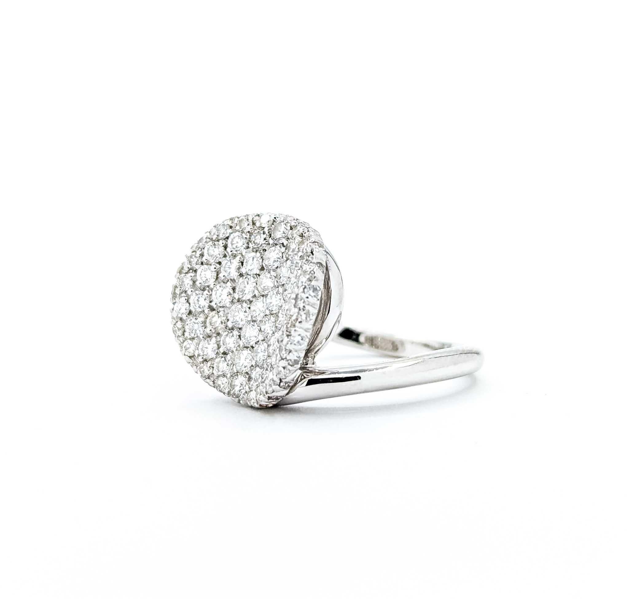 Magnifico anello con diamante in oro bianco 18 carati

Immergiti nella bellezza di questo lussuoso e magnifico anello con diamante, meticolosamente realizzato in oro bianco 18 carati. Questo splendido pezzo è caratterizzato da un'elegante