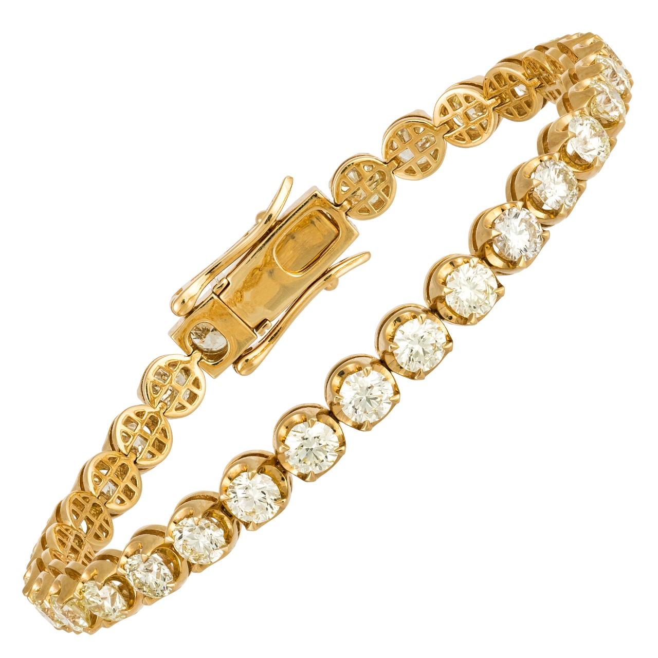 Bracelet or jaune 18 K
Diamant 11,06 Cts/31 Pcs

Poids 20,78 grammes

Forte de l'héritage des anciennes traditions de la haute joaillerie suisse, NATKINA est une marque de bijoux basée à Genève, qui crée des chefs-d'œuvre de joaillerie moderne